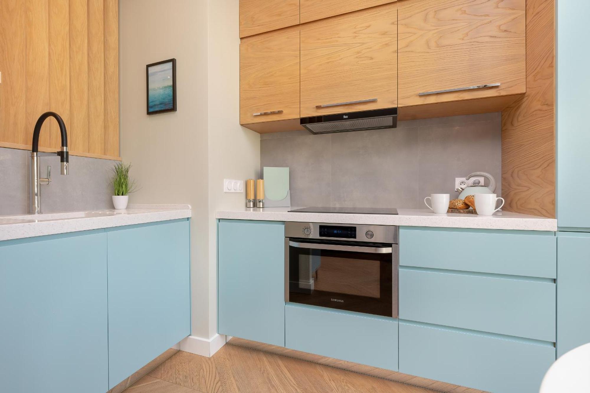 Bright Blue With Balcony, Parking And Air Conditioning In By Renters Căn hộ Warsaw