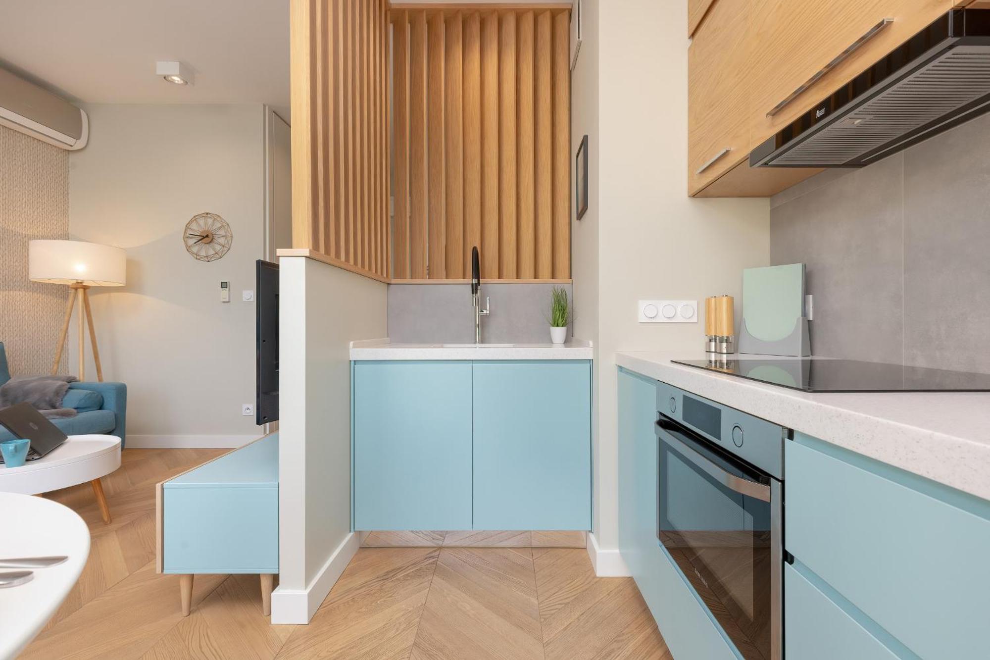 Bright Blue With Balcony, Parking And Air Conditioning In By Renters *