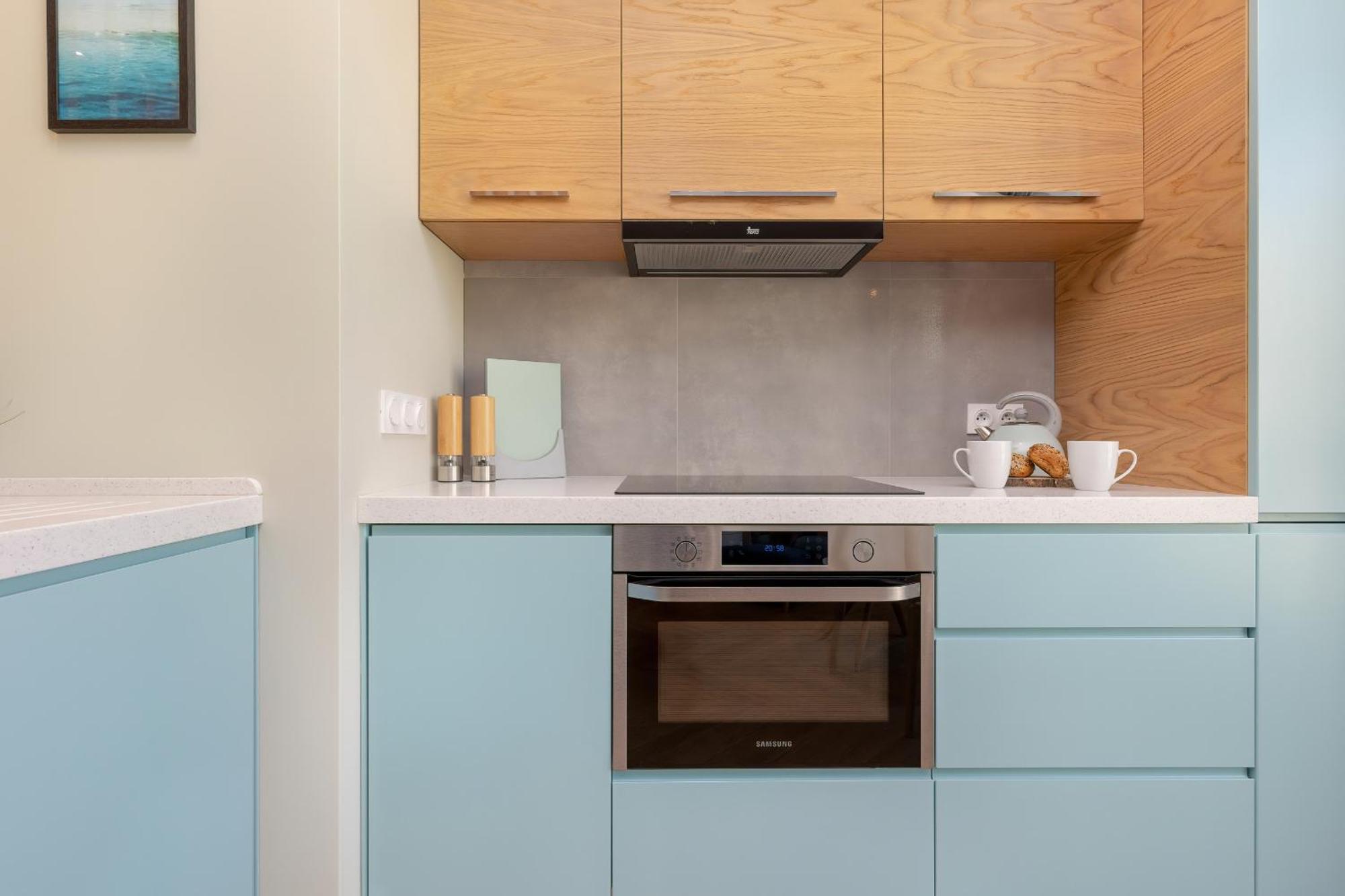 Bright Blue With Balcony, Parking And Air Conditioning In By Renters Căn hộ