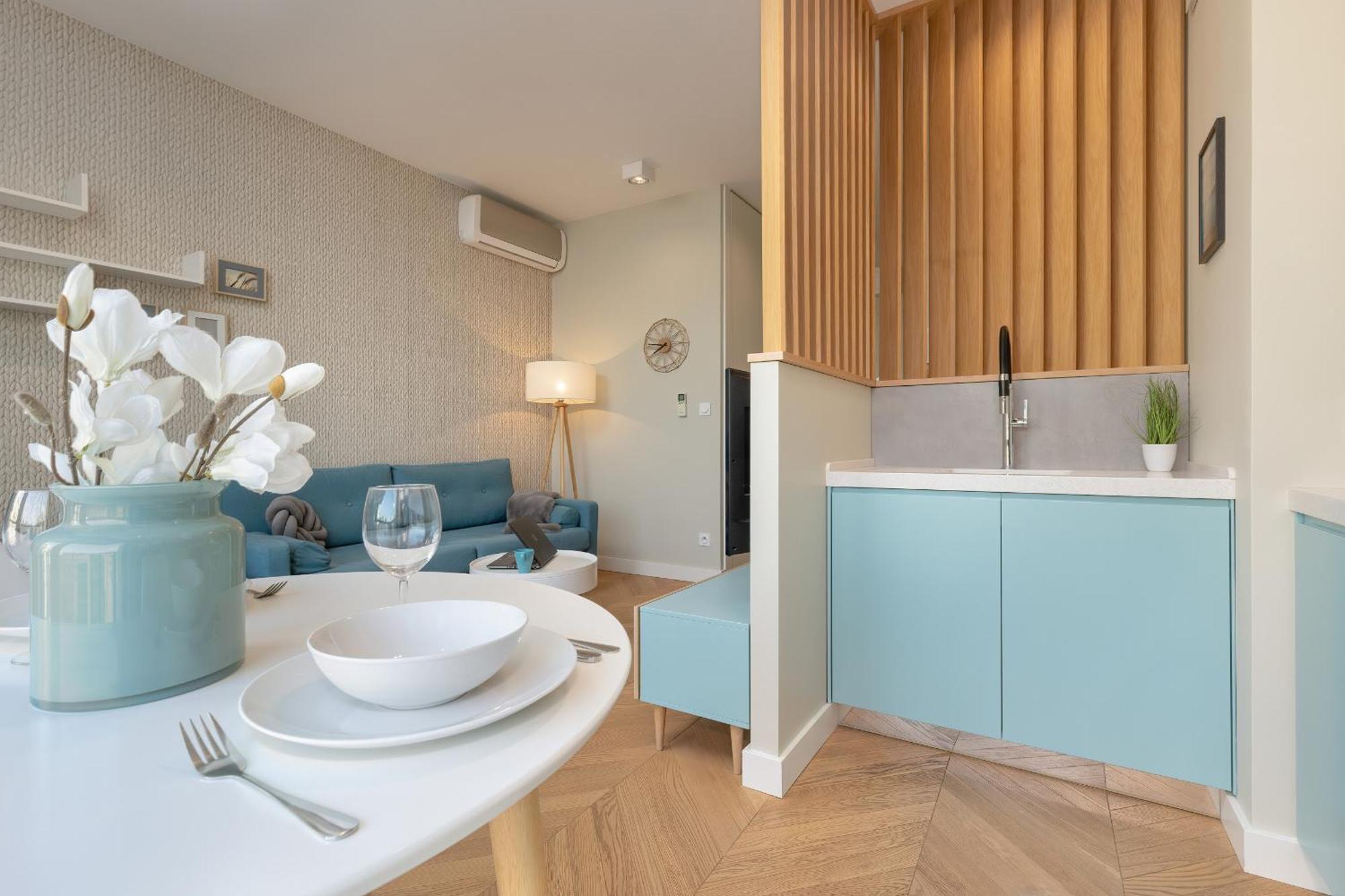 Bright Blue With Balcony, Parking And Air Conditioning In By Renters *