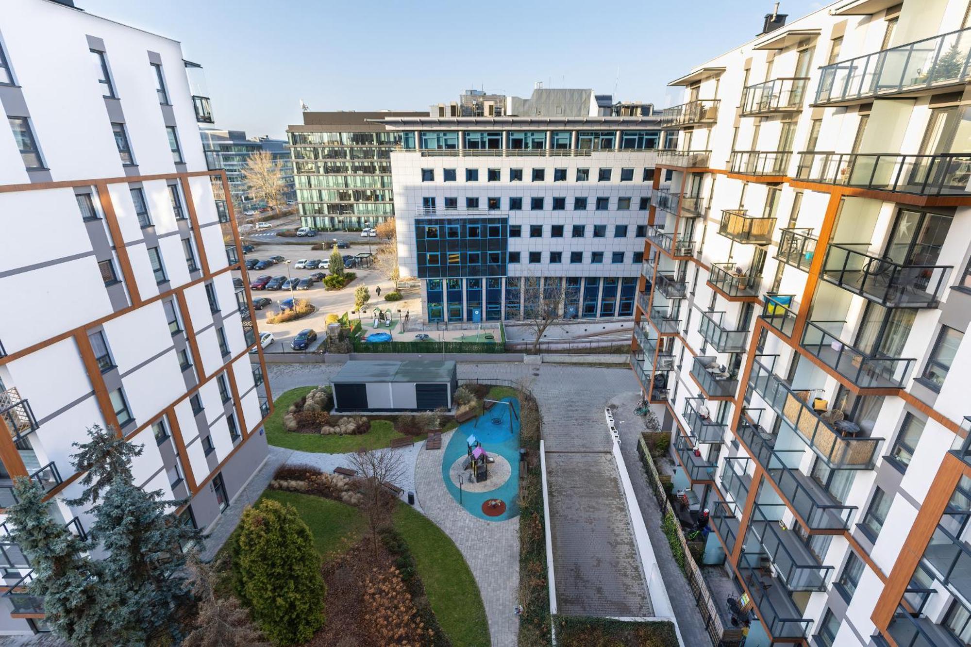 Bright Blue With Balcony, Parking And Air Conditioning In By Renters