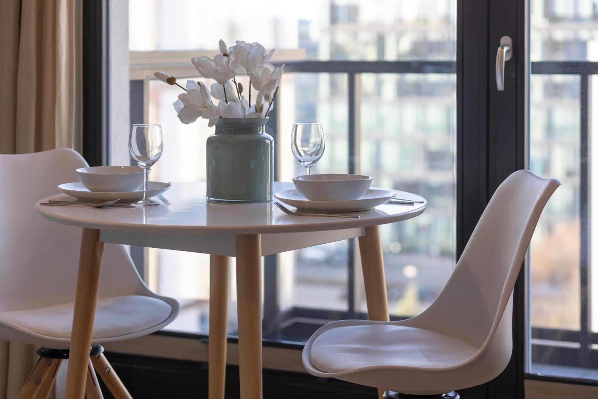 Bright Blue With Balcony, Parking And Air Conditioning In By Renters Căn hộ *
