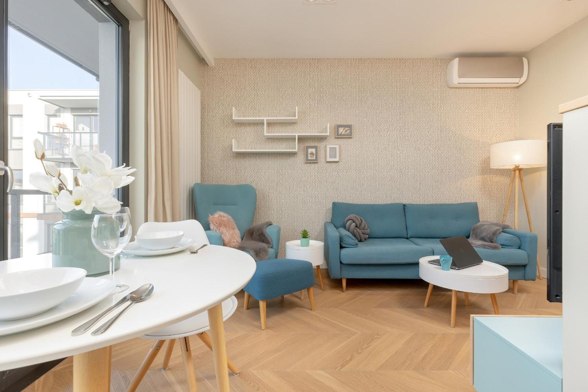 Bright Blue With Balcony, Parking And Air Conditioning In By Renters Căn hộ Warsaw