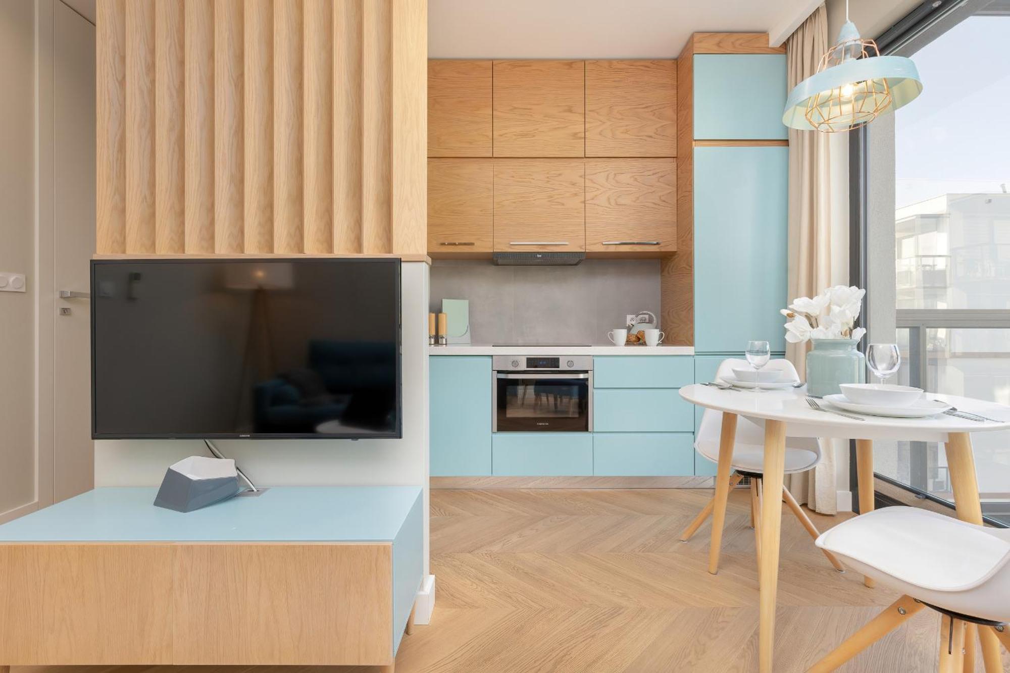 Bright Blue With Balcony, Parking And Air Conditioning In By Renters Căn hộ *