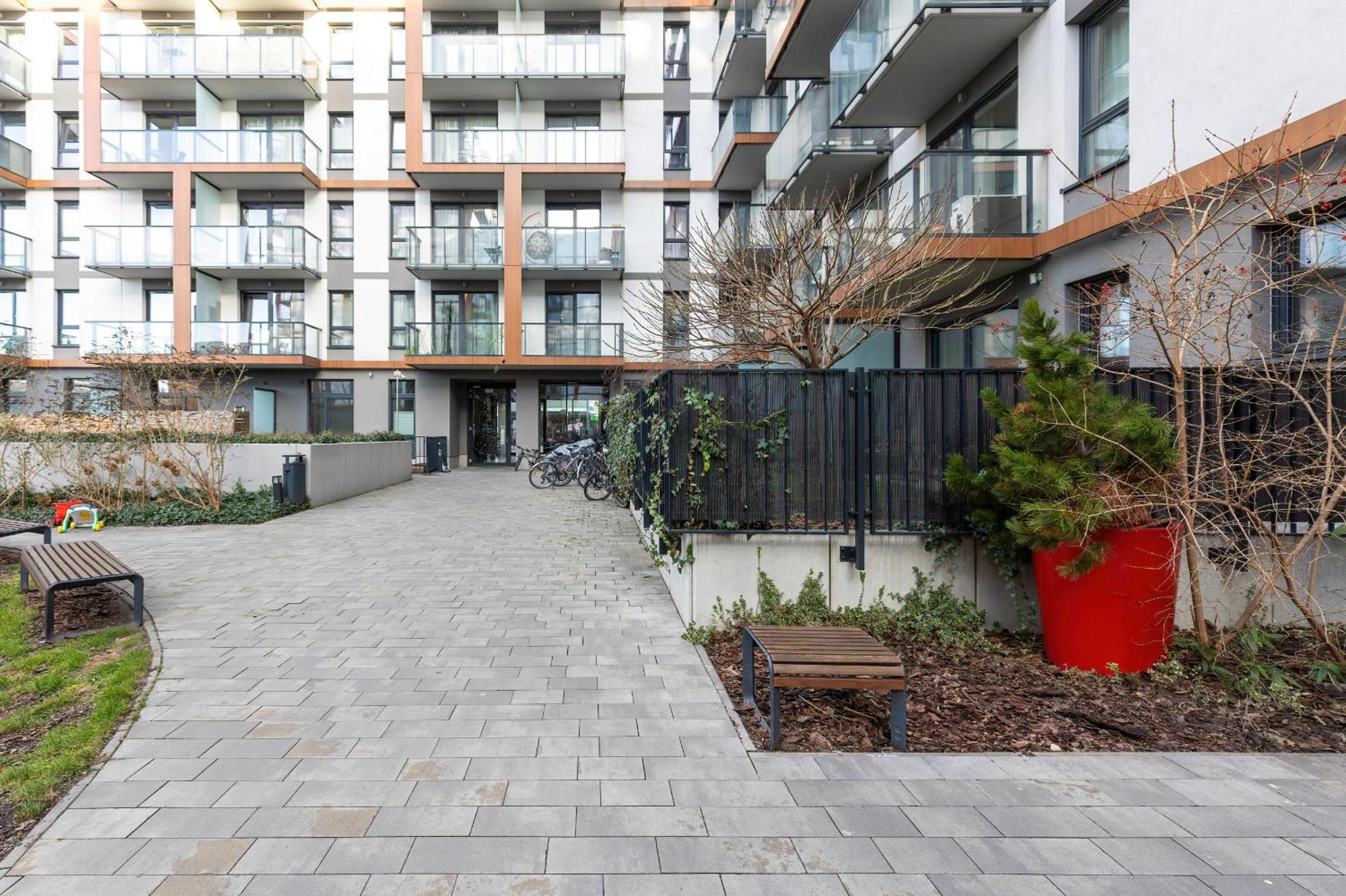Bright Blue With Balcony, Parking And Air Conditioning In By Renters *