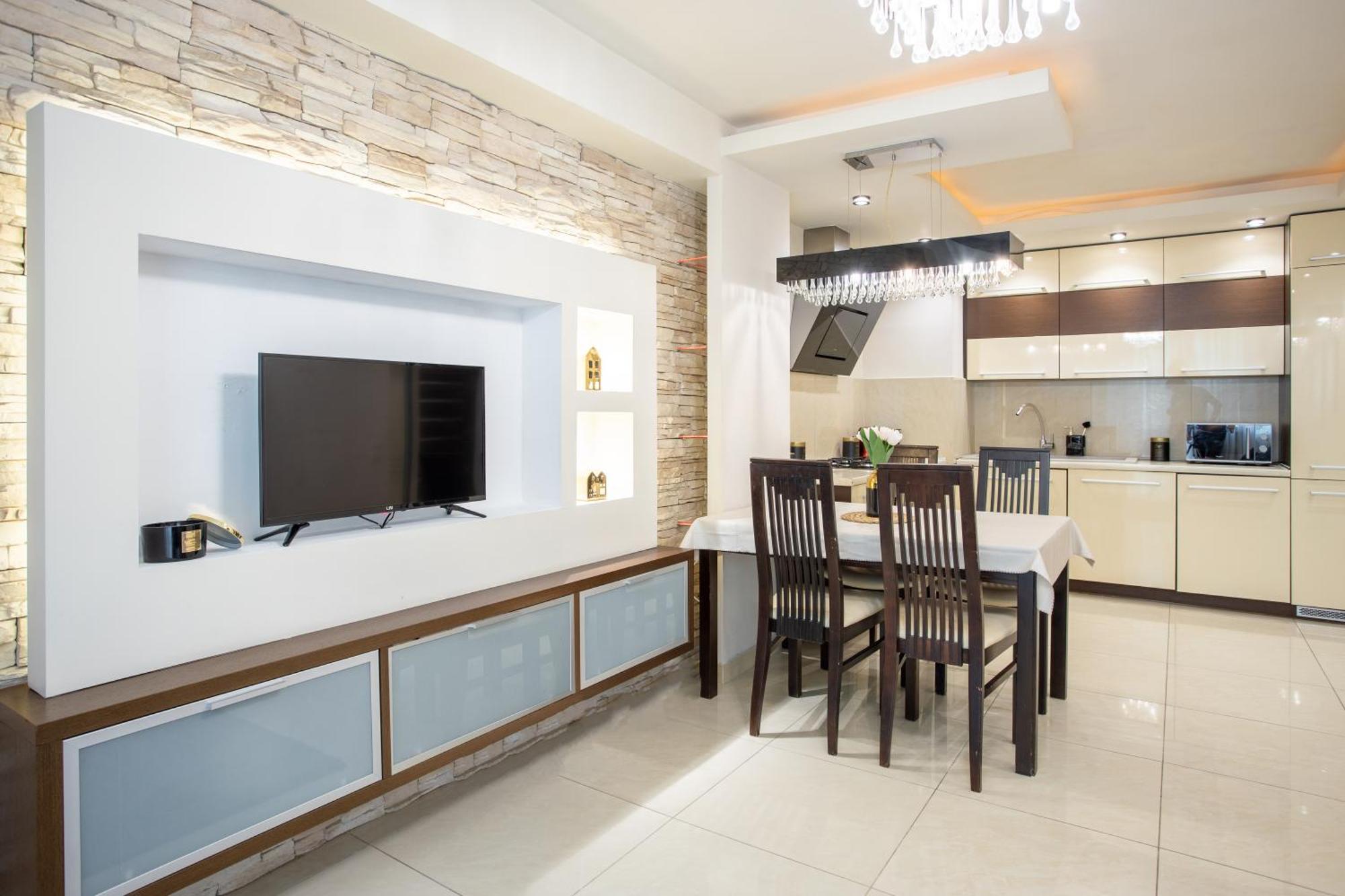 - Great Location- Big And Charming - Grzybowska 5 Apartment Warsaw