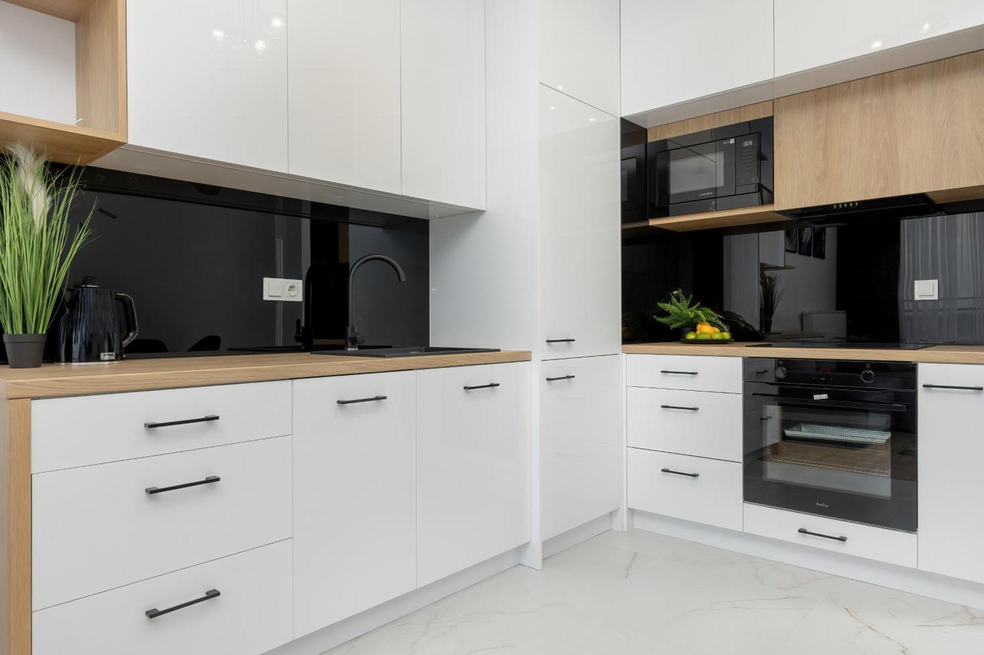 Apartment Kotsisa With Parking By Renters *