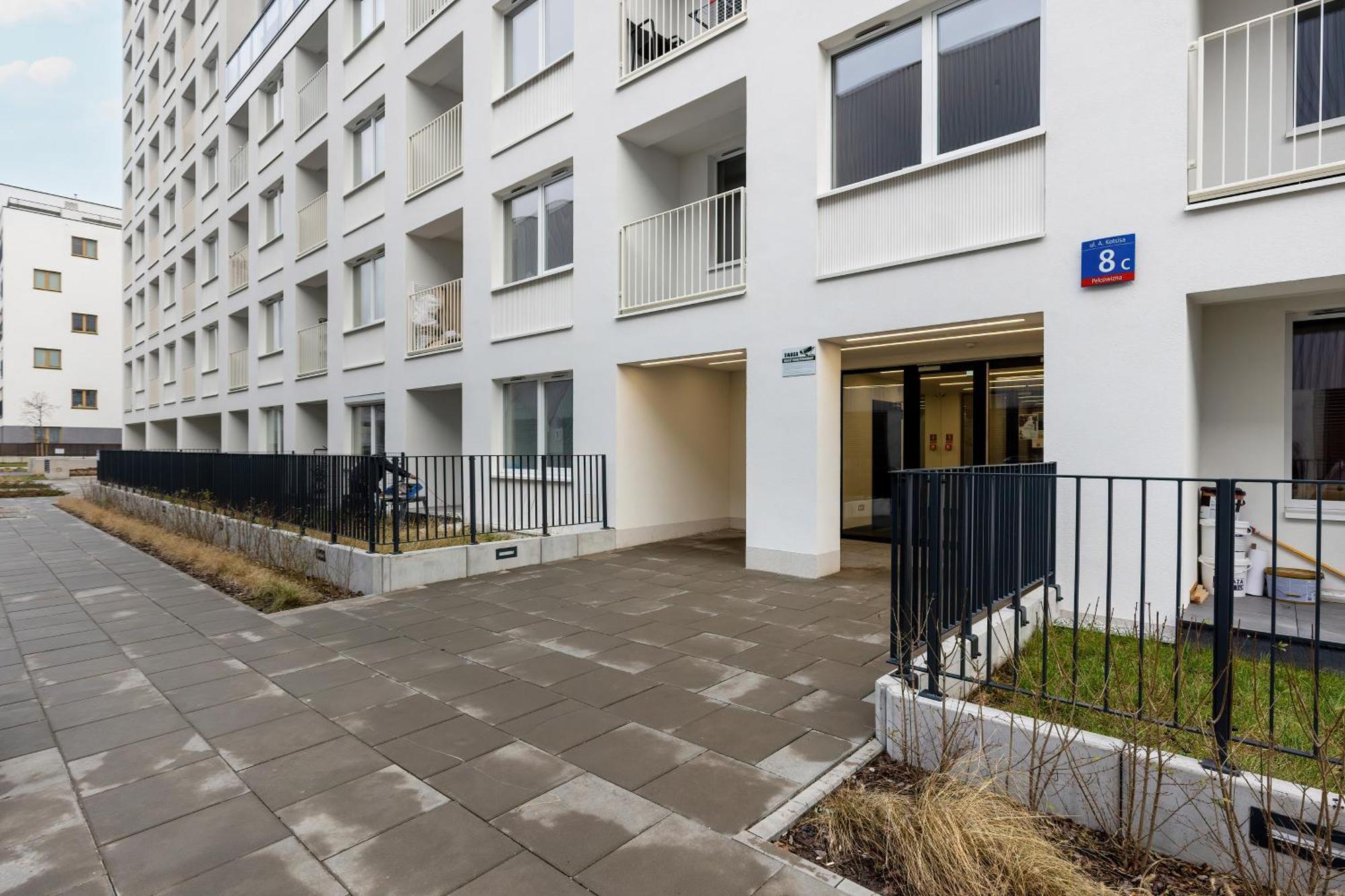 Kotsisa With Parking By Renters Apartment *