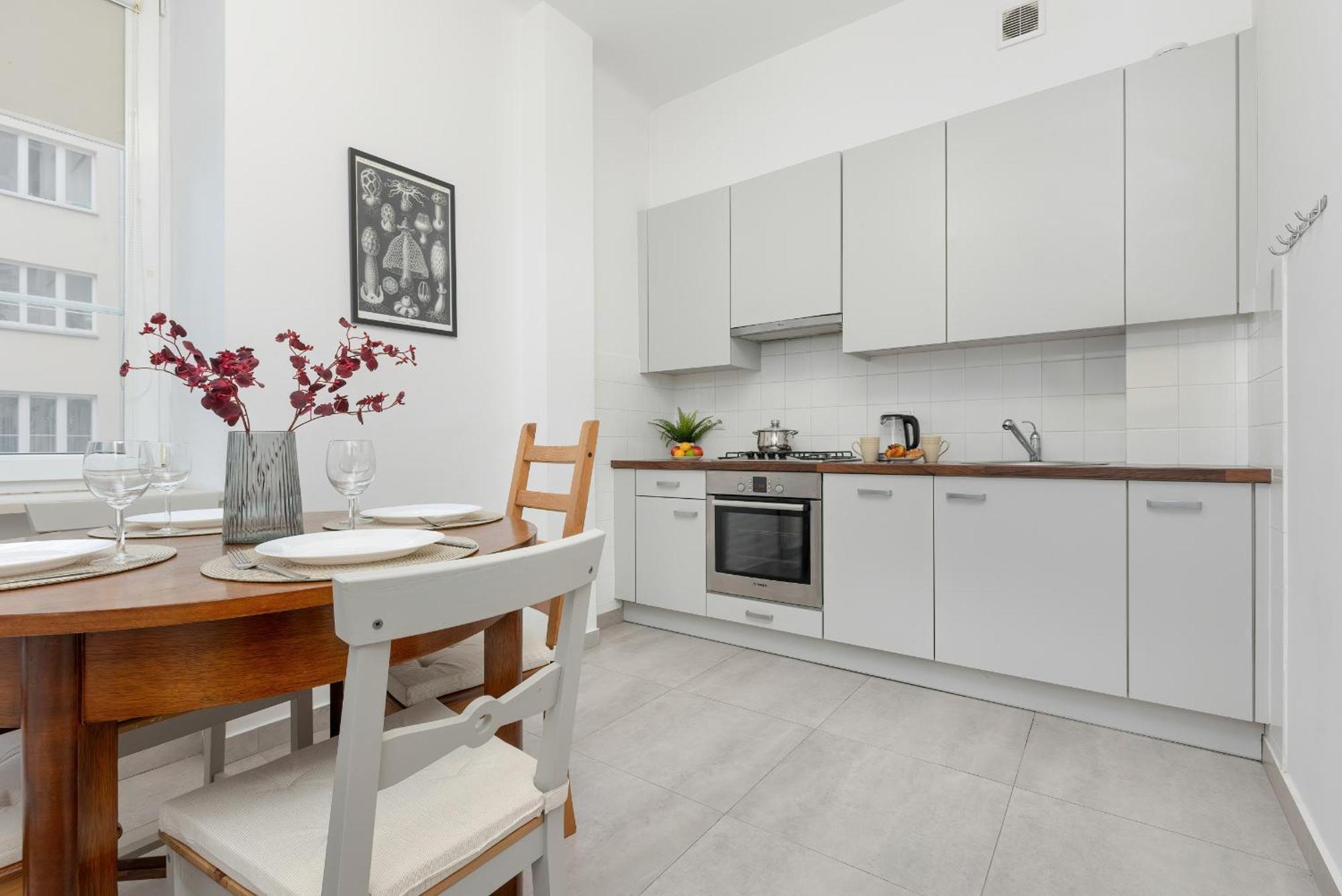In The Center Of With Balcony And Separate Kitchen By Renters Apartamento Varsóvia