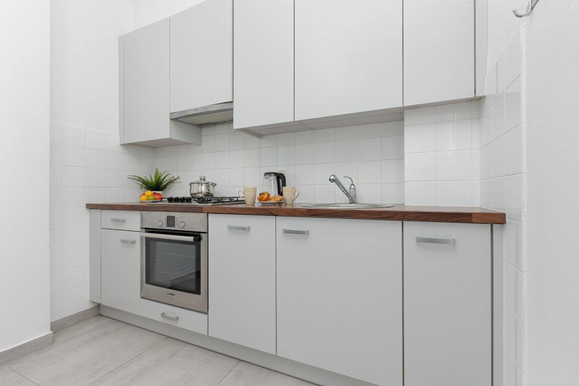 In The Center Of With Balcony And Separate Kitchen By Renters *