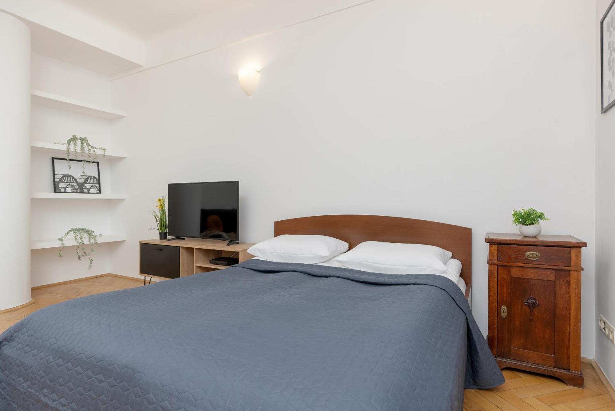 In The Center Of With Balcony And Separate Kitchen By Renters Varsóvia