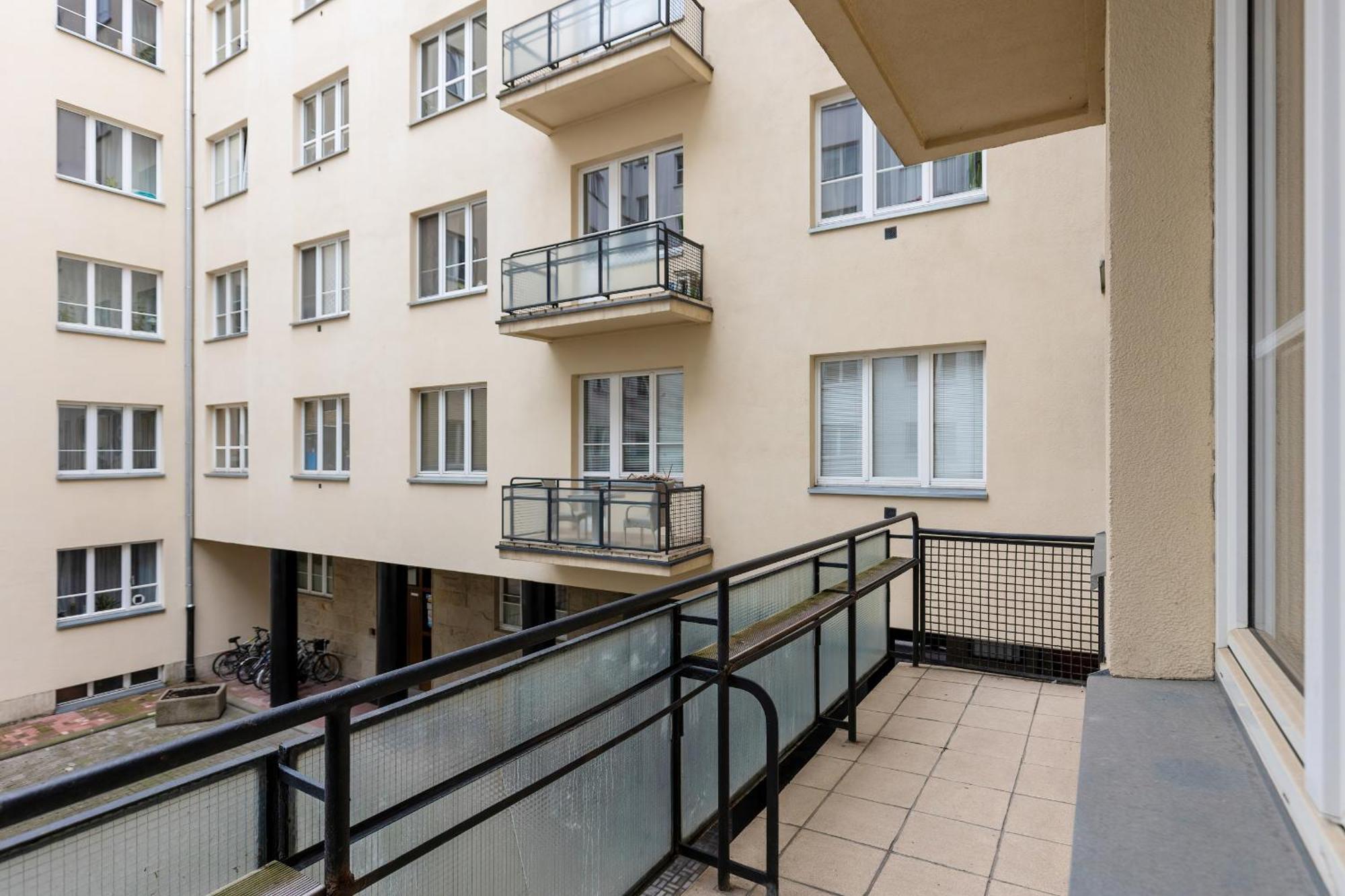 In The Center Of With Balcony And Separate Kitchen By Renters * Varsóvia