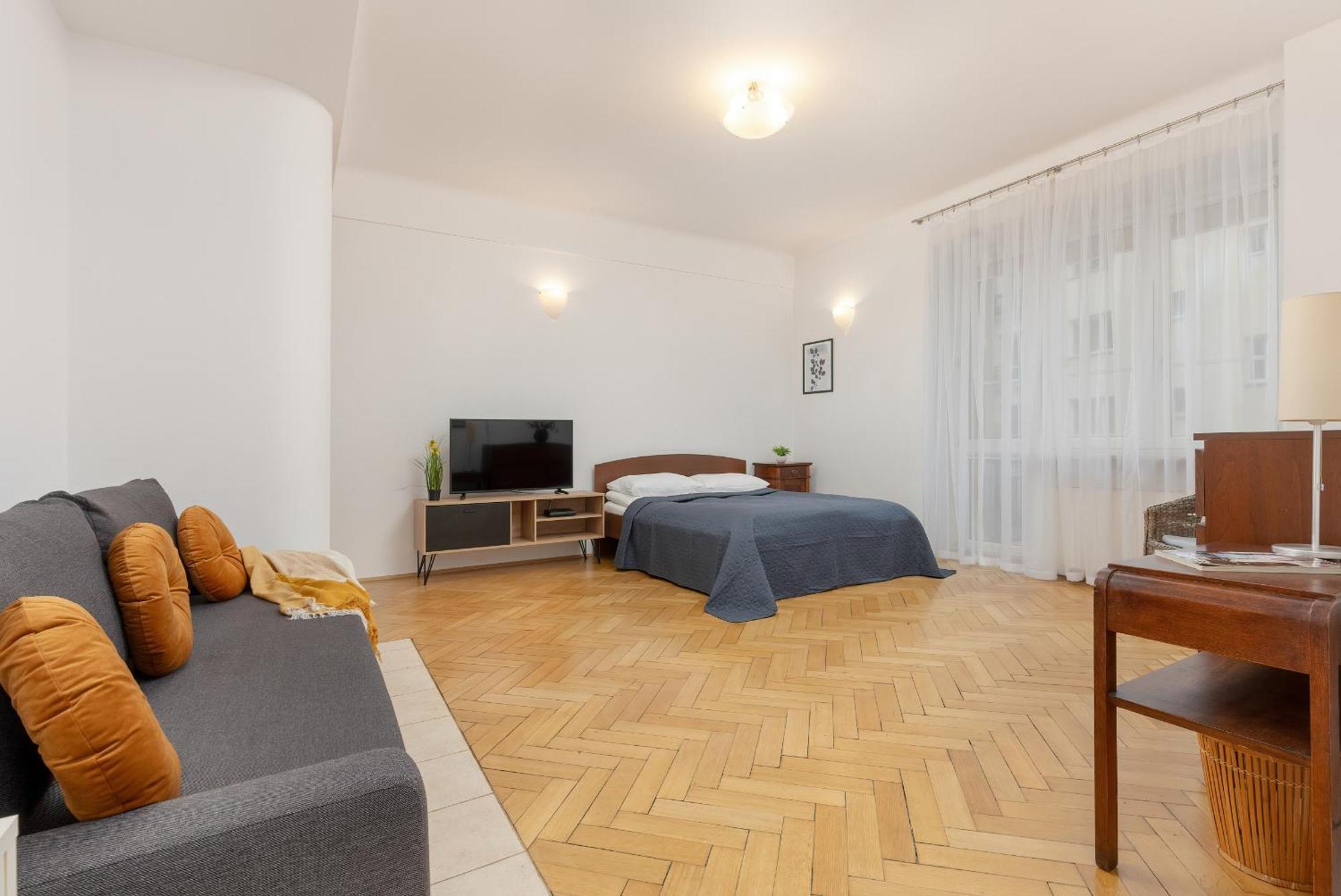 In The Center Of With Balcony And Separate Kitchen By Renters Varsóvia