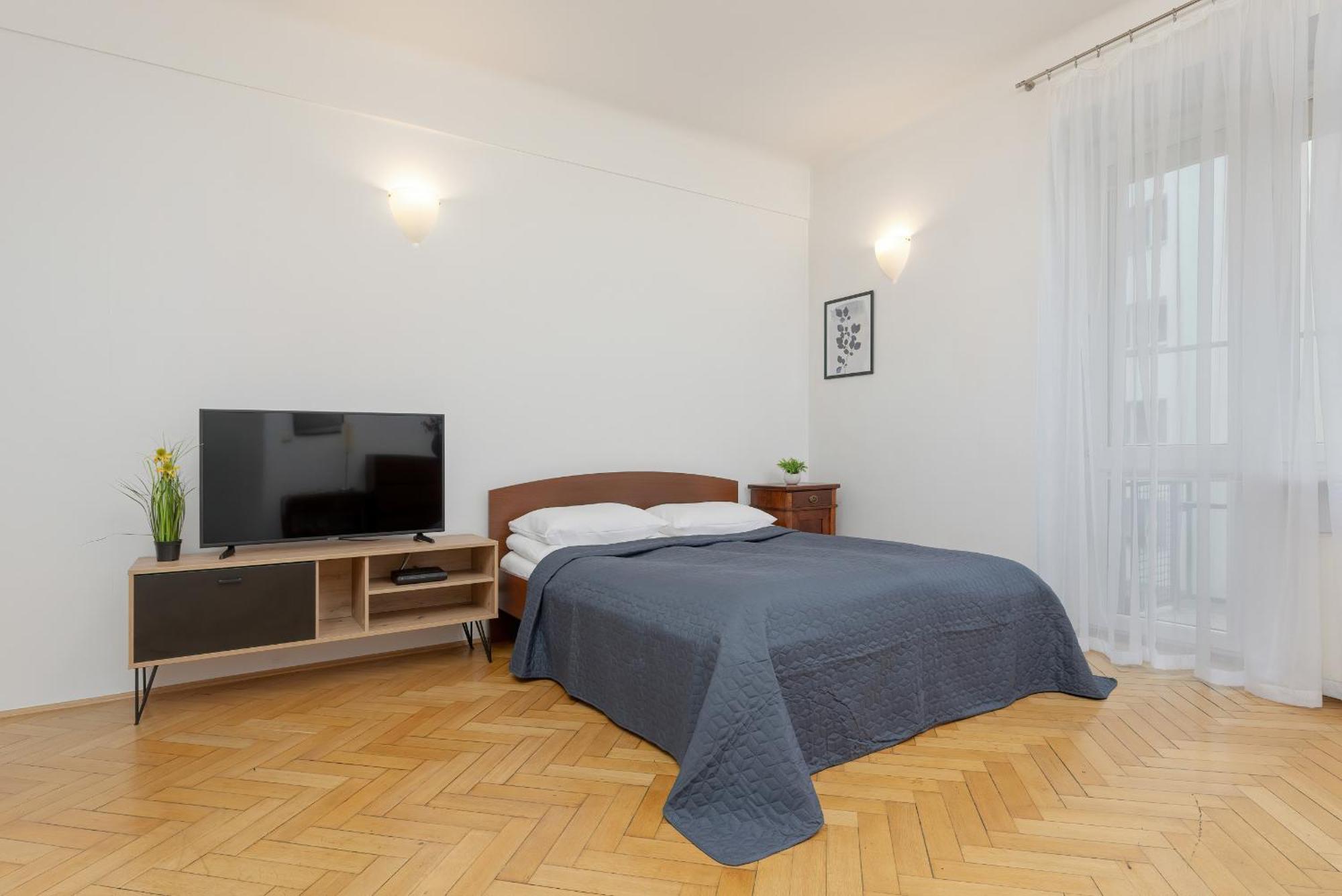 In The Center Of With Balcony And Separate Kitchen By Renters Apartamento Varsóvia