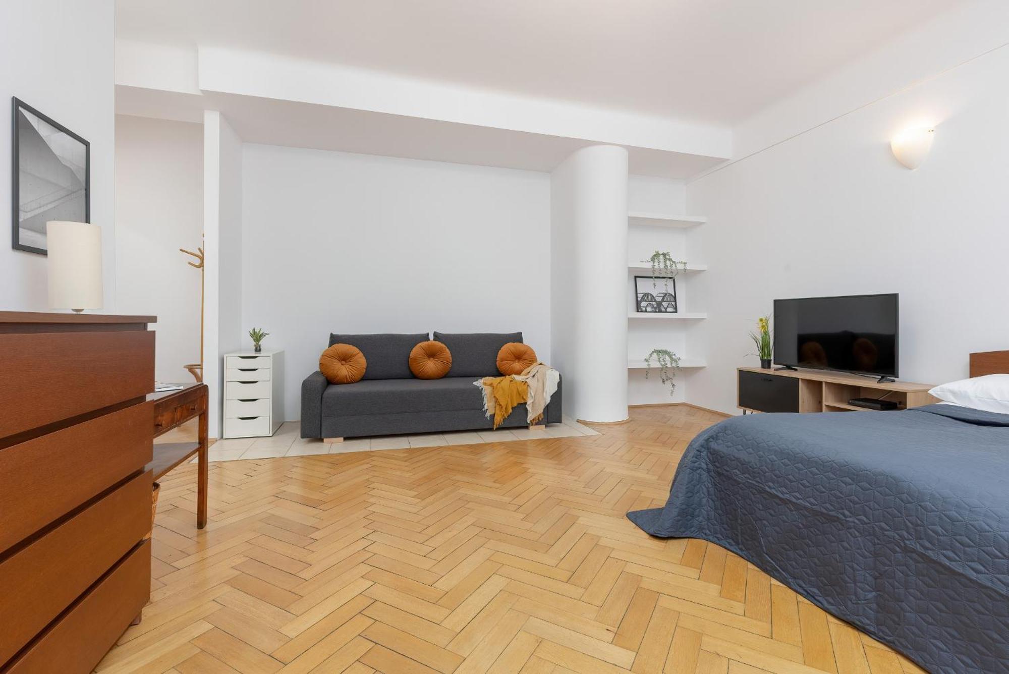 In The Center Of With Balcony And Separate Kitchen By Renters * Varsóvia