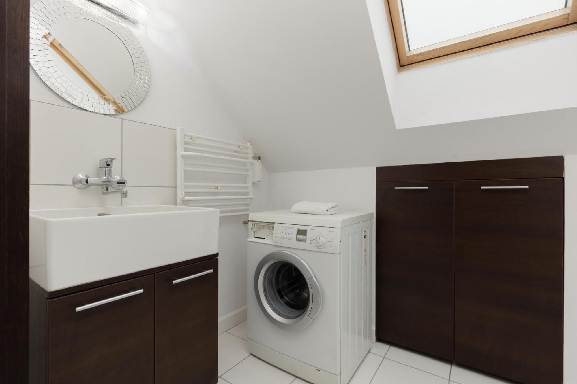 Spacious Two-story 4-bedroom House With Parking And Garden In By Renters Holiday home Warsaw