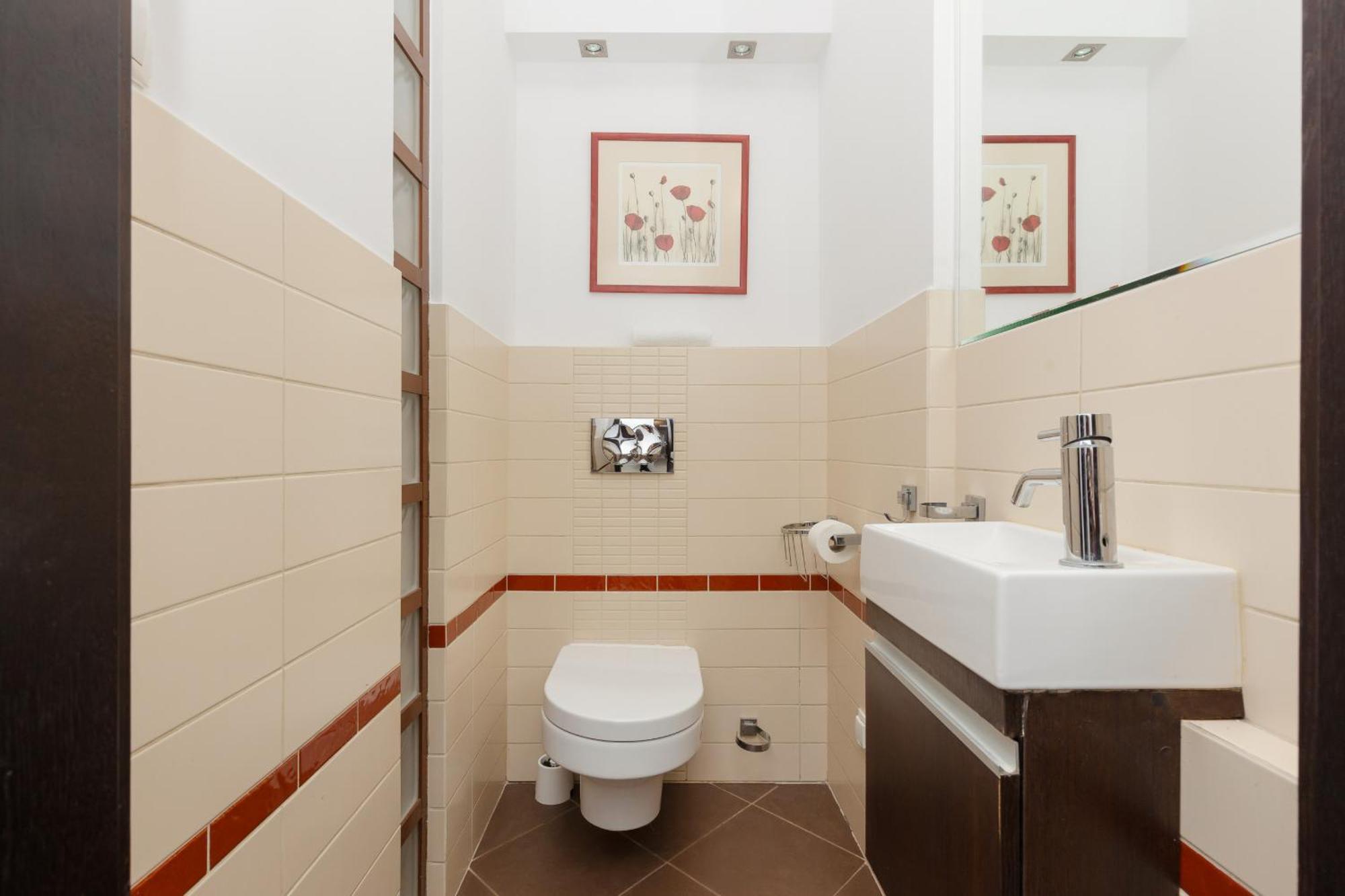 Spacious Two-story 4-bedroom House With Parking And Garden In By Renters Warsaw