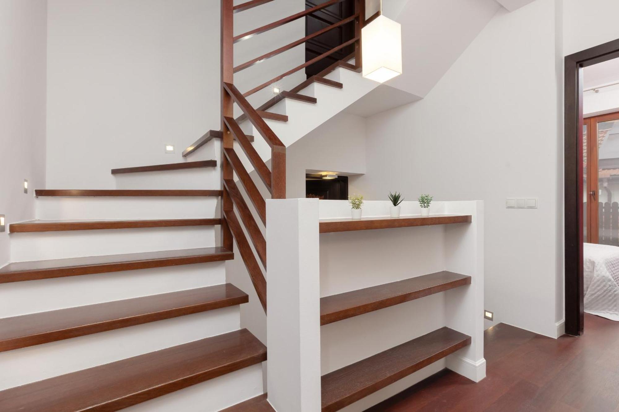 Spacious Two-story 4-bedroom House With Parking And Garden In By Renters *