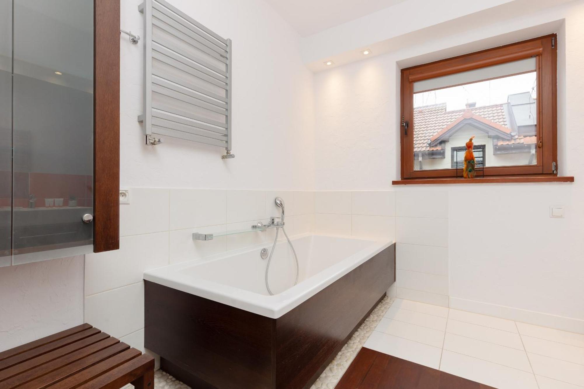 Spacious Two-story 4-bedroom House With Parking And Garden In By Renters Holiday home