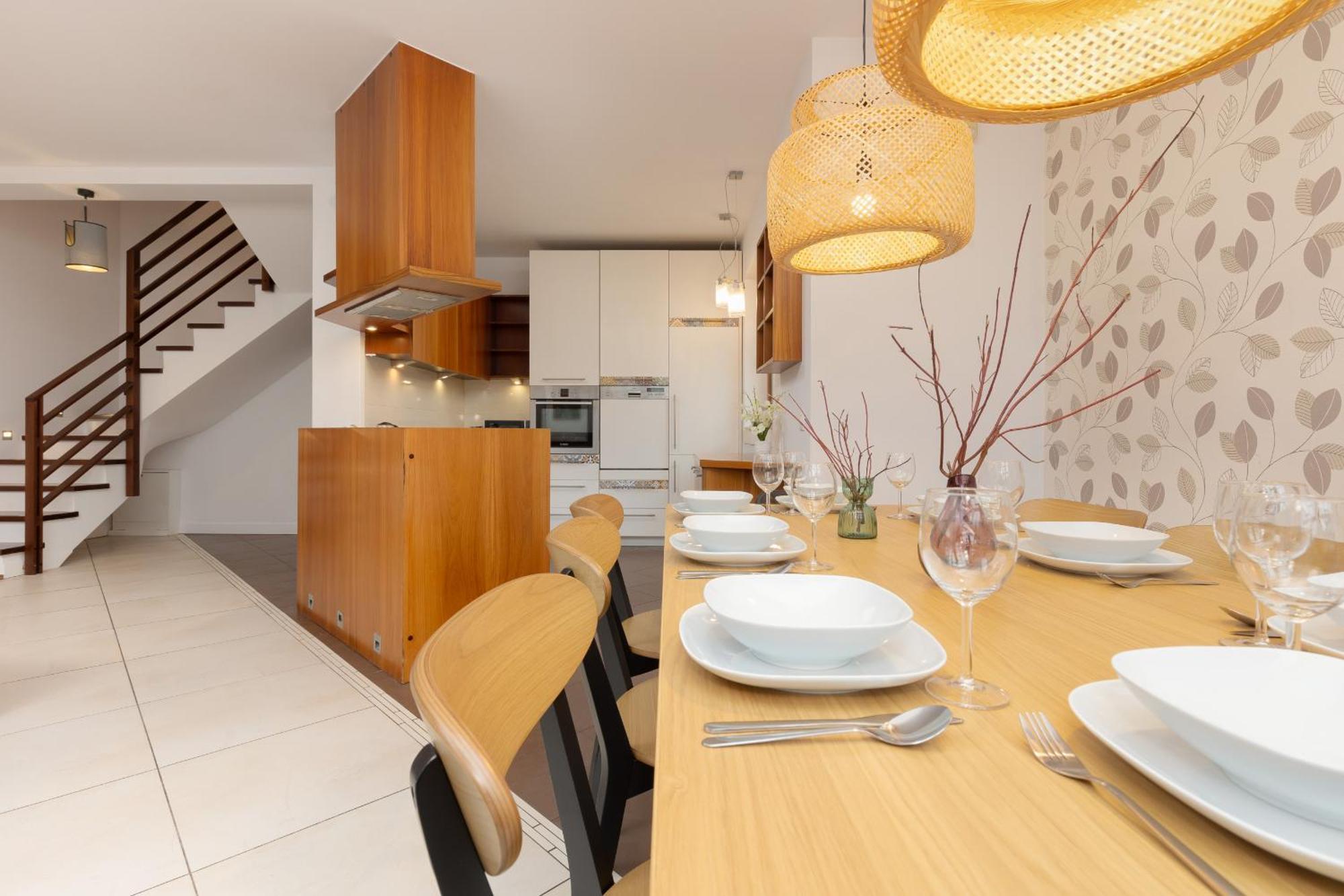 Spacious Two-story 4-bedroom House With Parking And Garden In By Renters