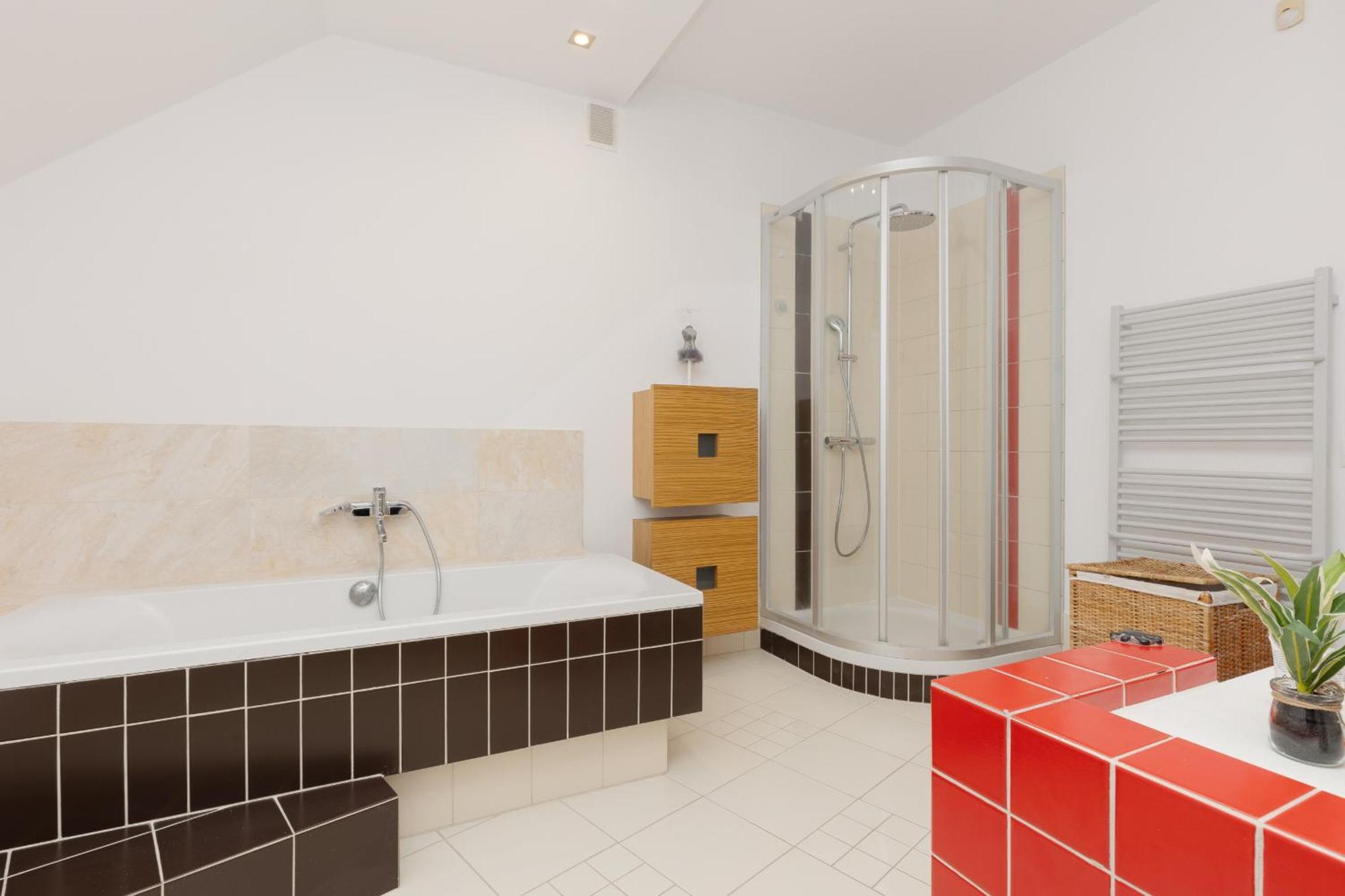 Spacious Two-story 4-bedroom House With Parking And Garden In By Renters Holiday home *