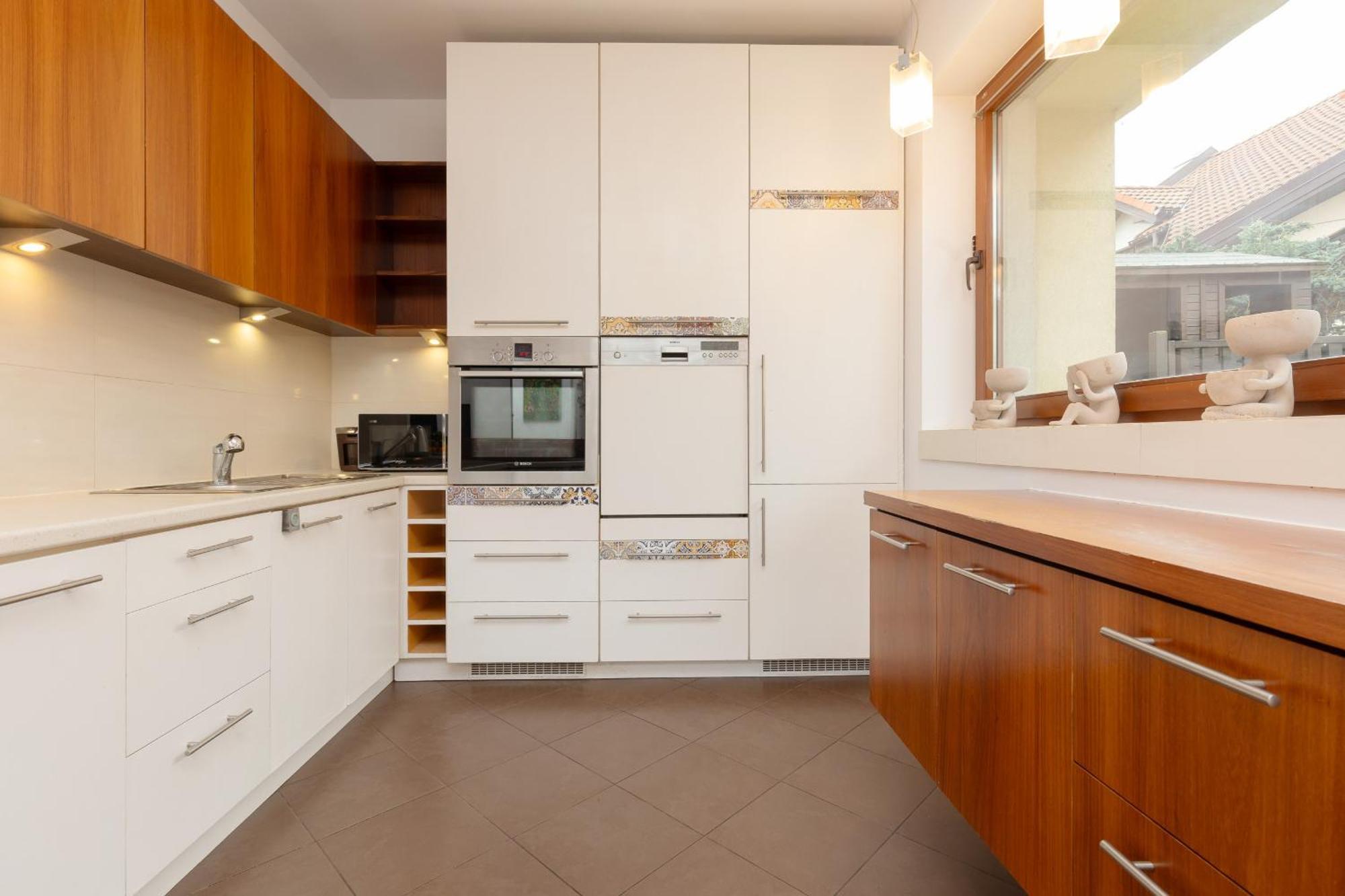 Spacious Two-story 4-bedroom House With Parking And Garden In By Renters * Warsaw