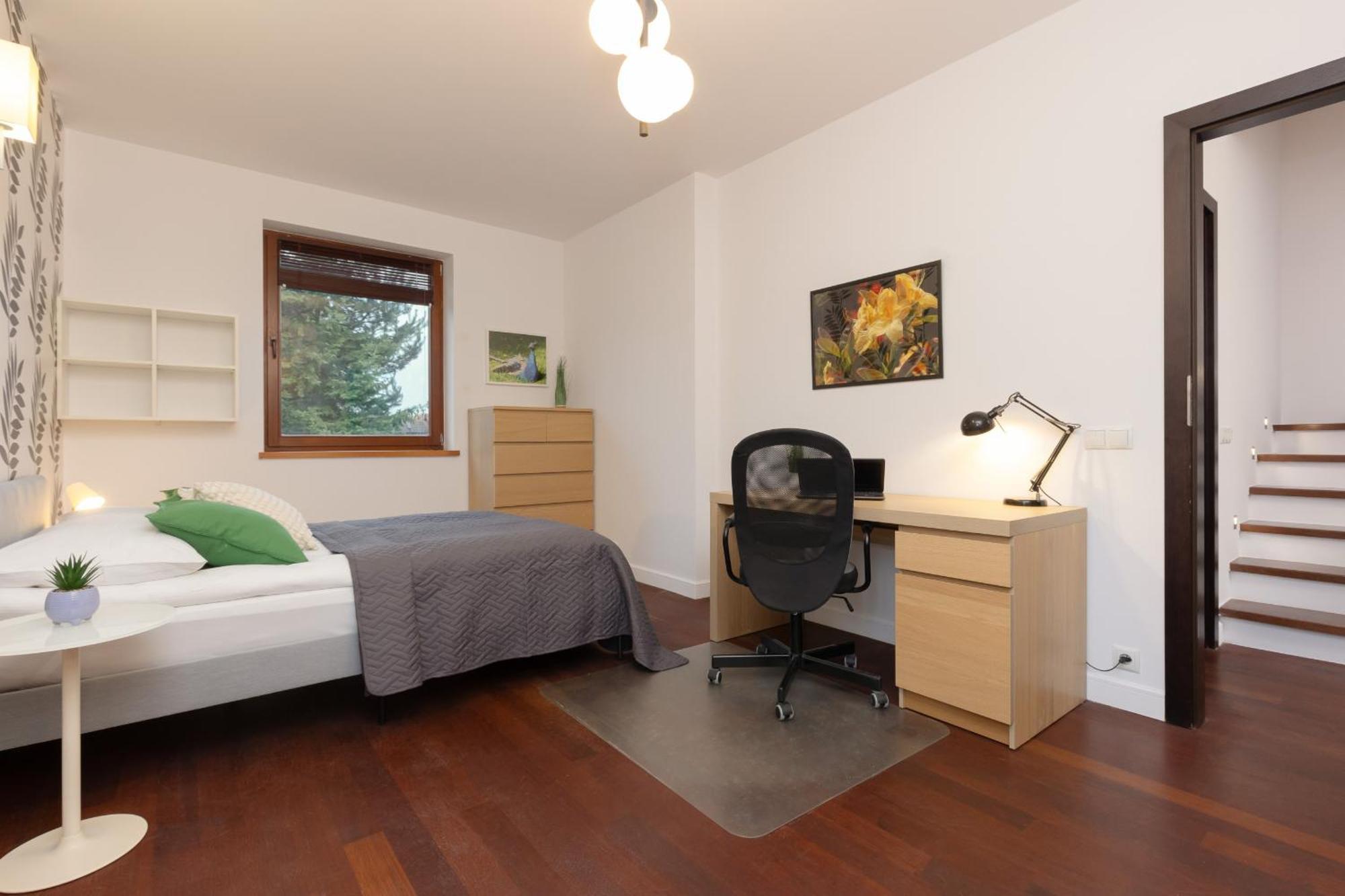 Spacious Two-story 4-bedroom House With Parking And Garden In By Renters Warsaw