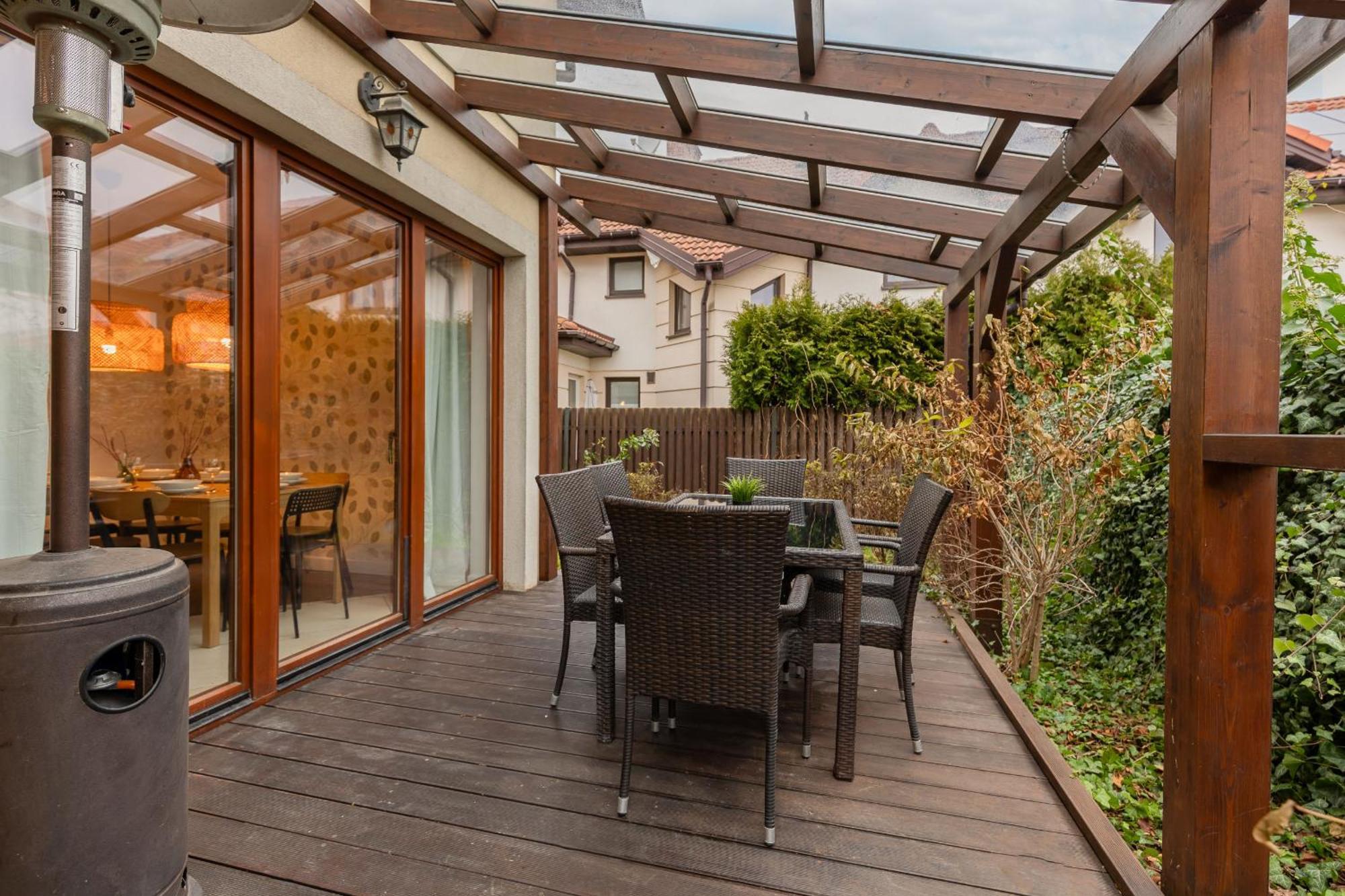 Spacious Two-story 4-bedroom House With Parking And Garden In By Renters Holiday home *