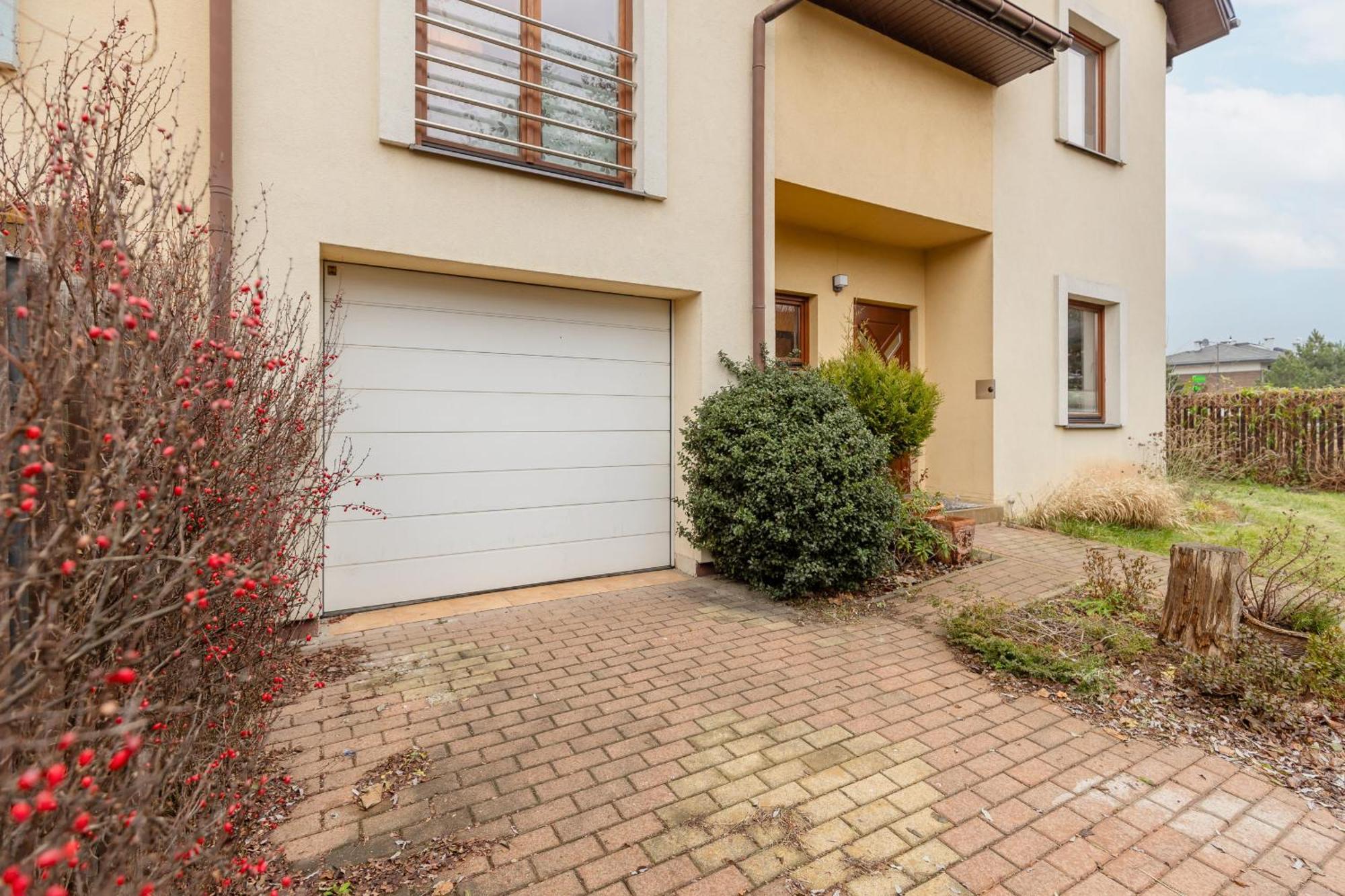 Spacious Two-story 4-bedroom House With Parking And Garden In By Renters Holiday home *