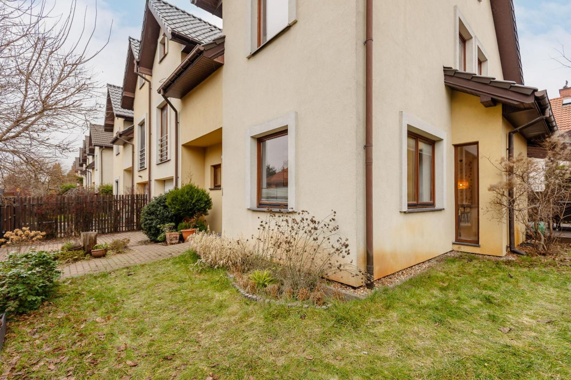 Spacious Two-story 4-bedroom House With Parking And Garden In By Renters Holiday home *