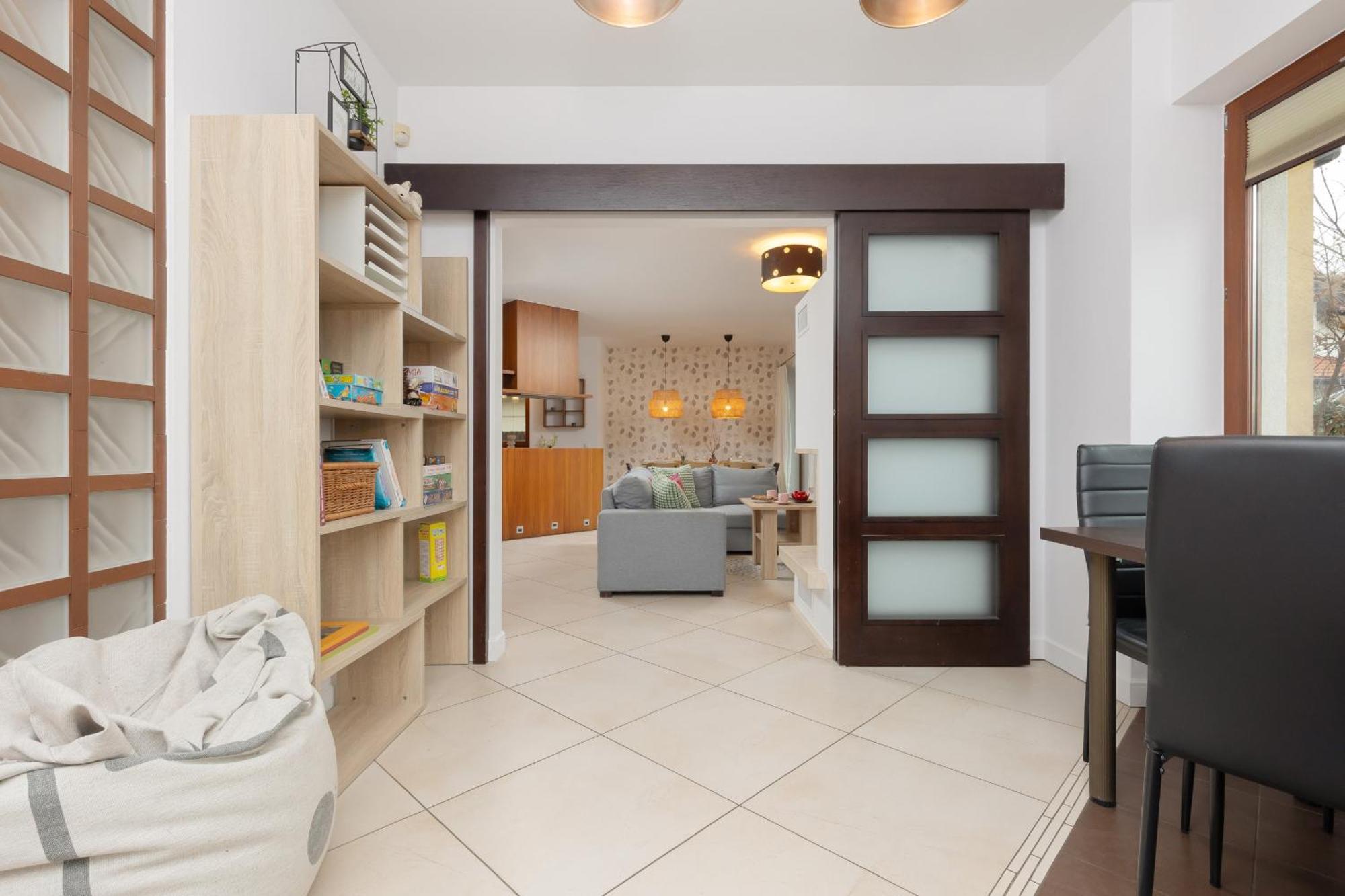 Spacious Two-story 4-bedroom House With Parking And Garden In By Renters Warsaw