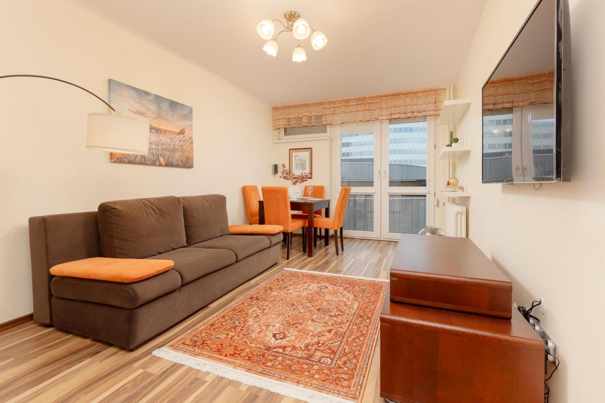 Bright & Cozy In The City Center By Renters