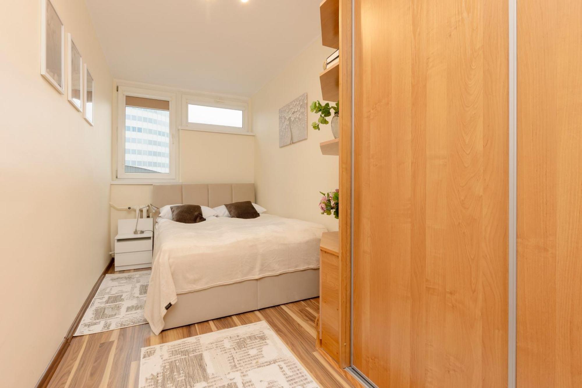 Bright & Cozy In The City Center By Renters *