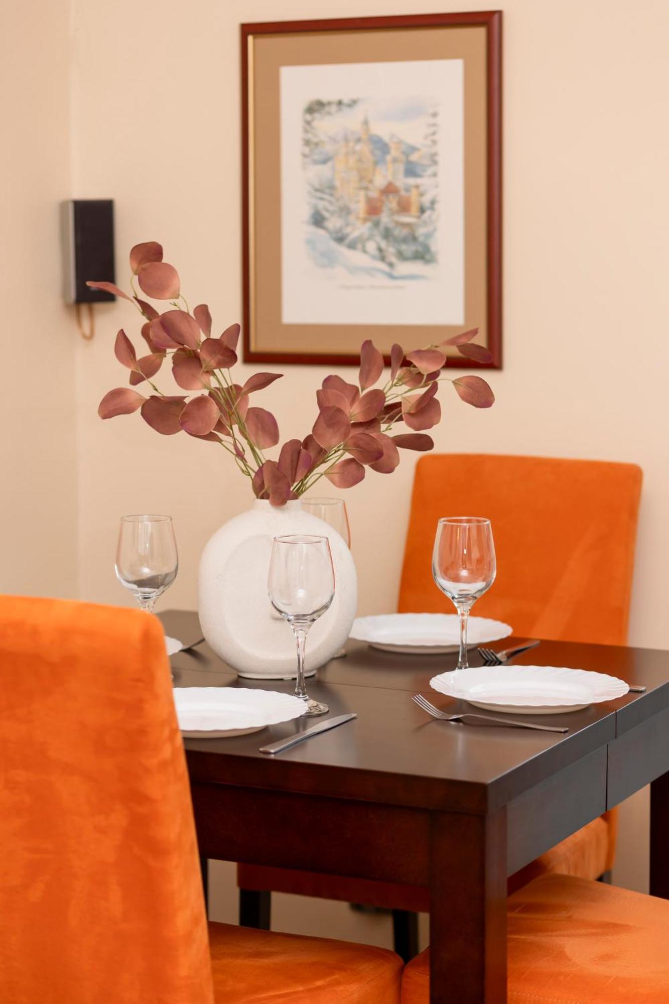 Bright & Cozy In The City Center By Renters Apartment