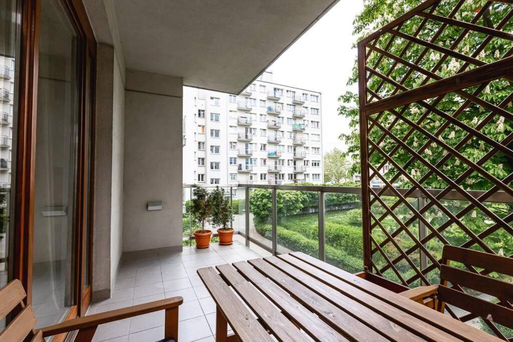 Bright And Cozy Near Park, With A Huge Terrace. Apartamento Varsóvia