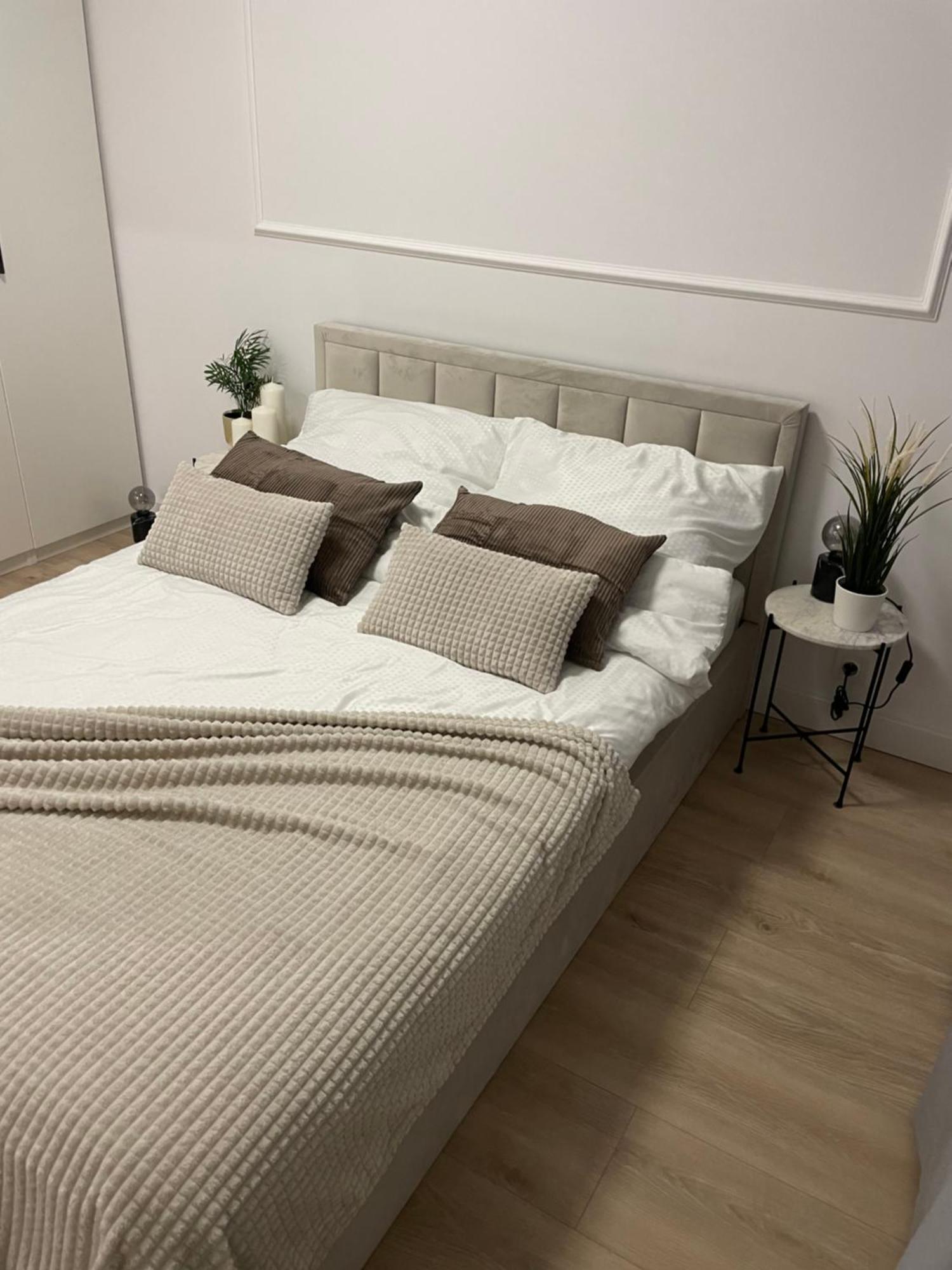 Airport Apartment *