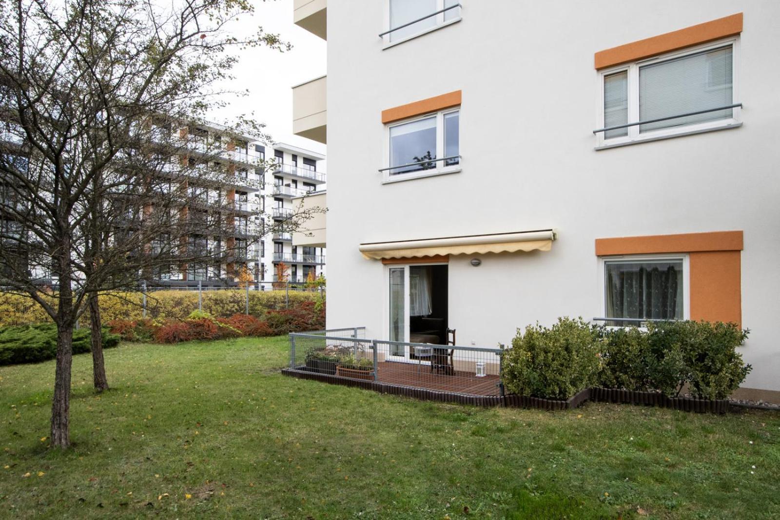 M&r Apartament: Airport-adjacent Business With Terrace *