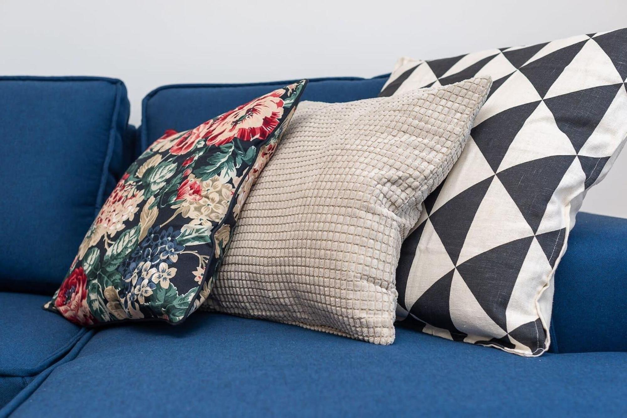 Navy Aesthetic With Balcony By Renters