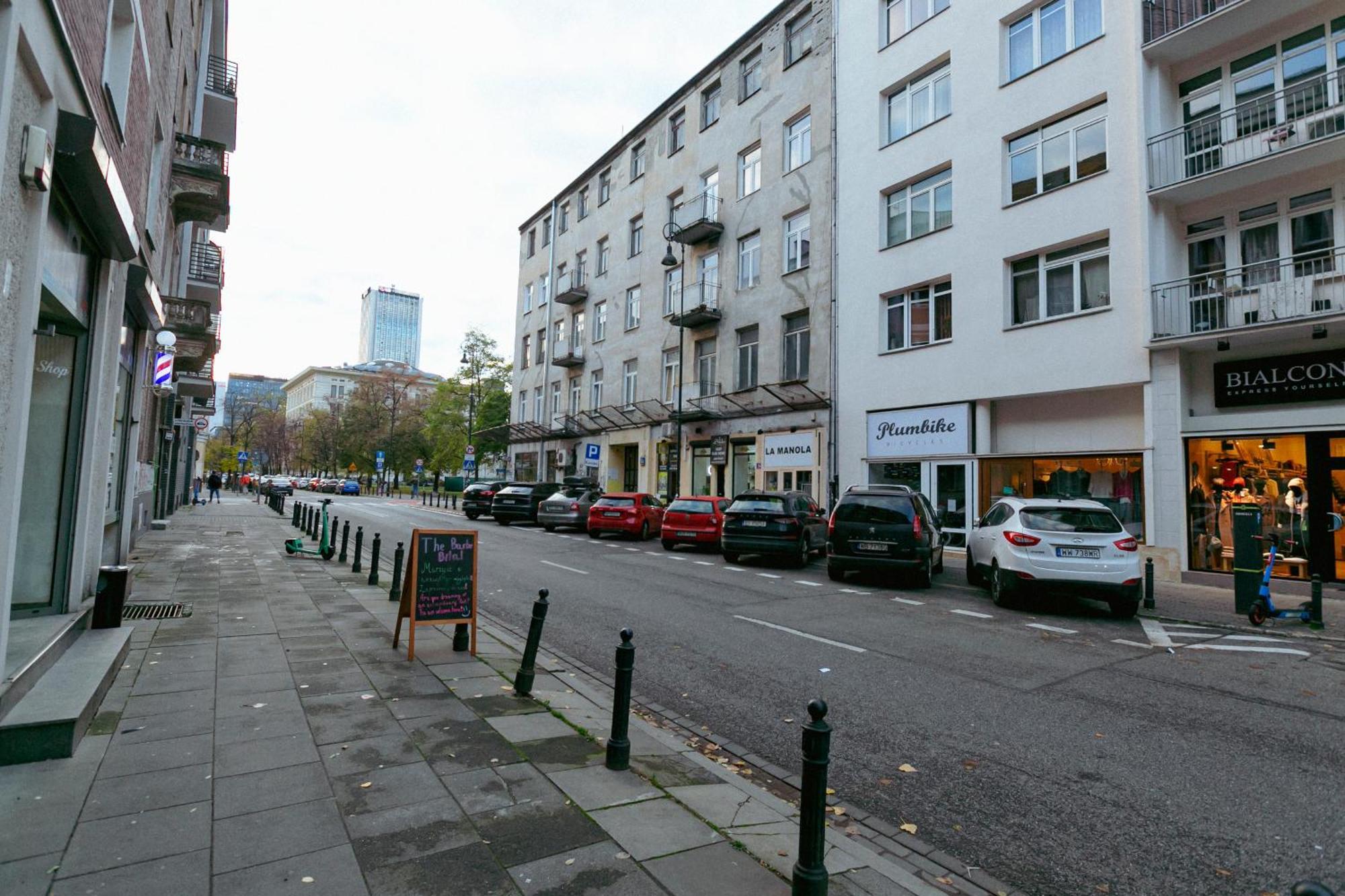 Wspolna 54a: With Free Parking Apartment