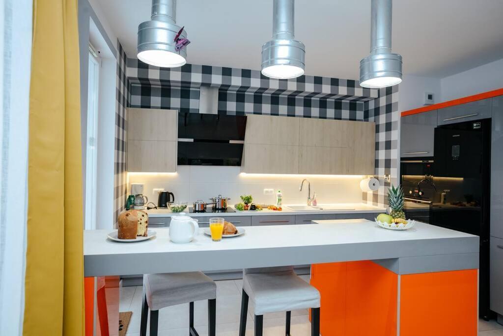 Modern, Spacious With Garage And Balcony *