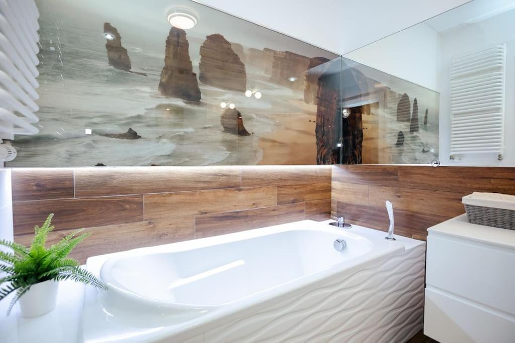Apartament Modern, Spacious With Garage And Balcony