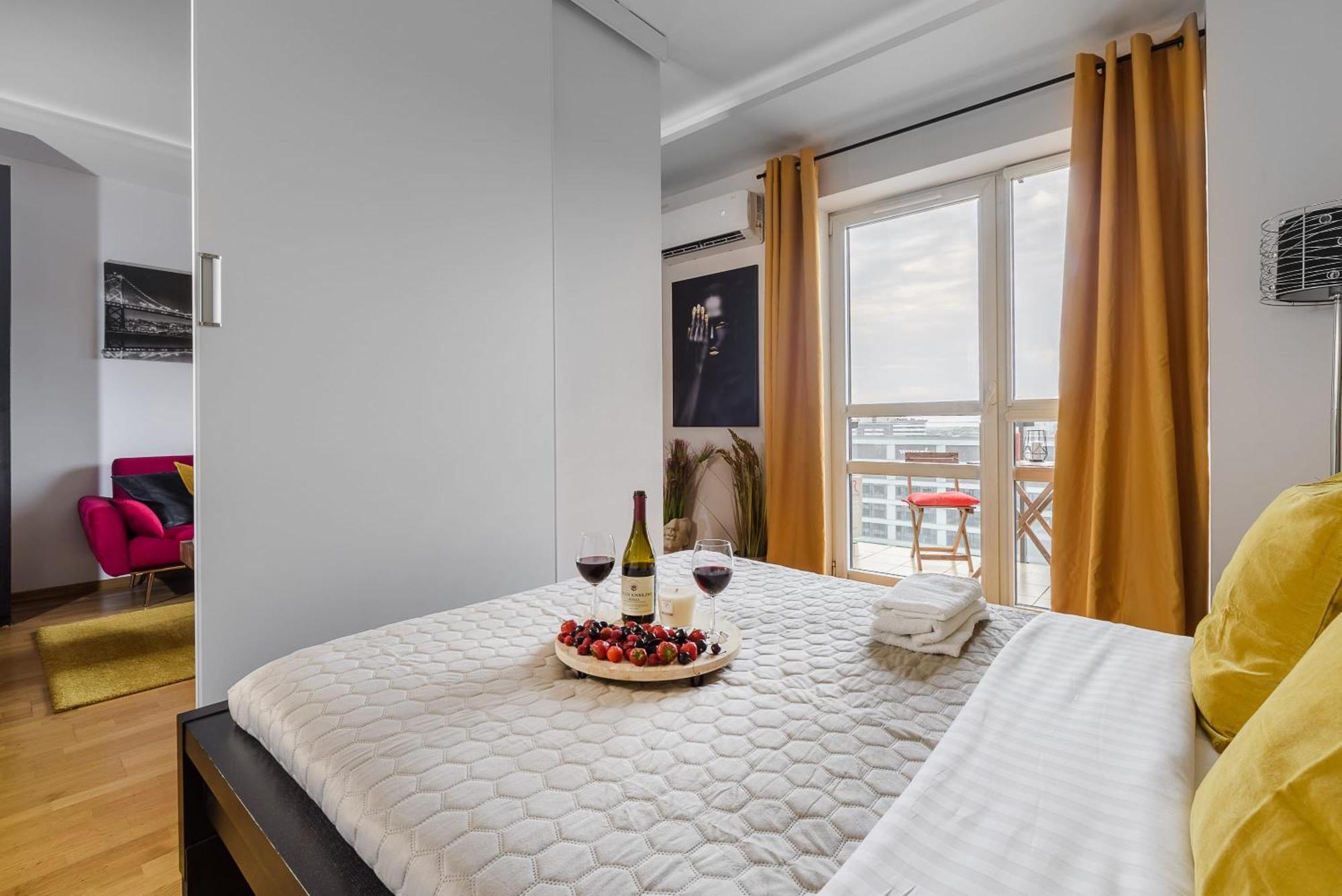 Lumina With Balcony Platinum Tower Apartment