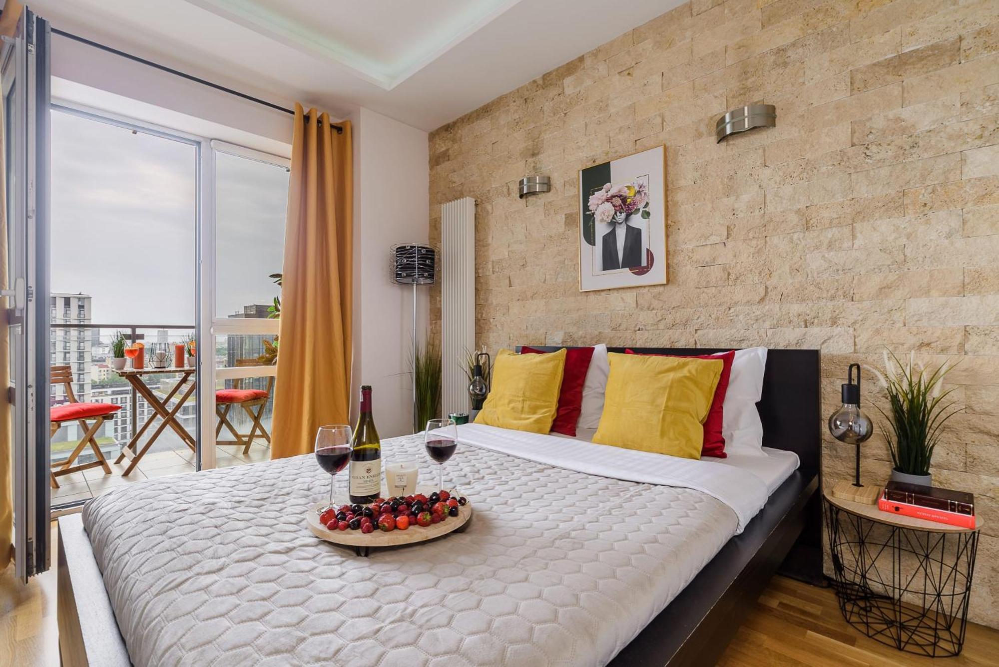 Lumina With Balcony Platinum Tower Apartment *