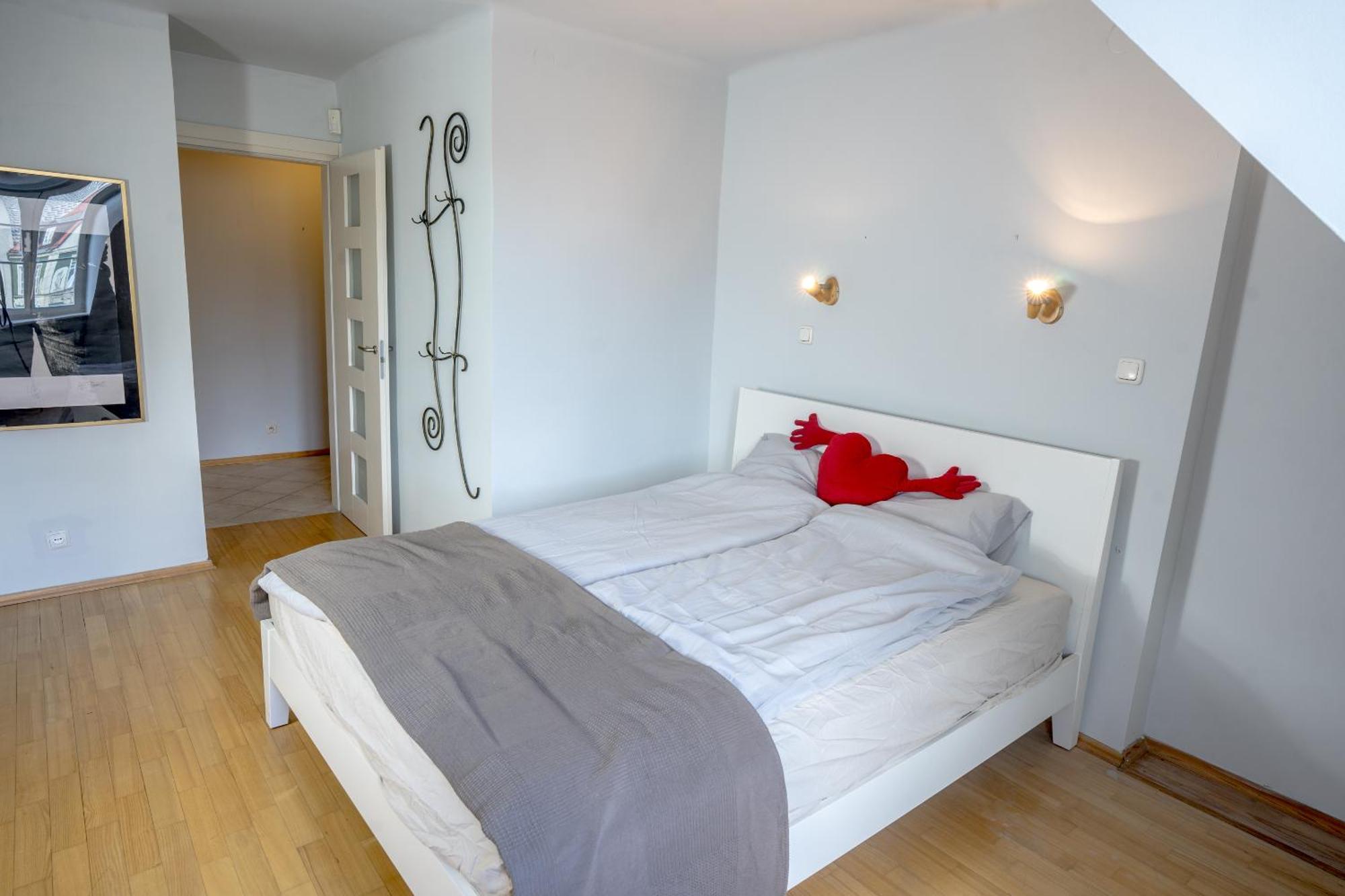 Family Apt For 2-6 - Amazing Barbacan Walls View Apartment *