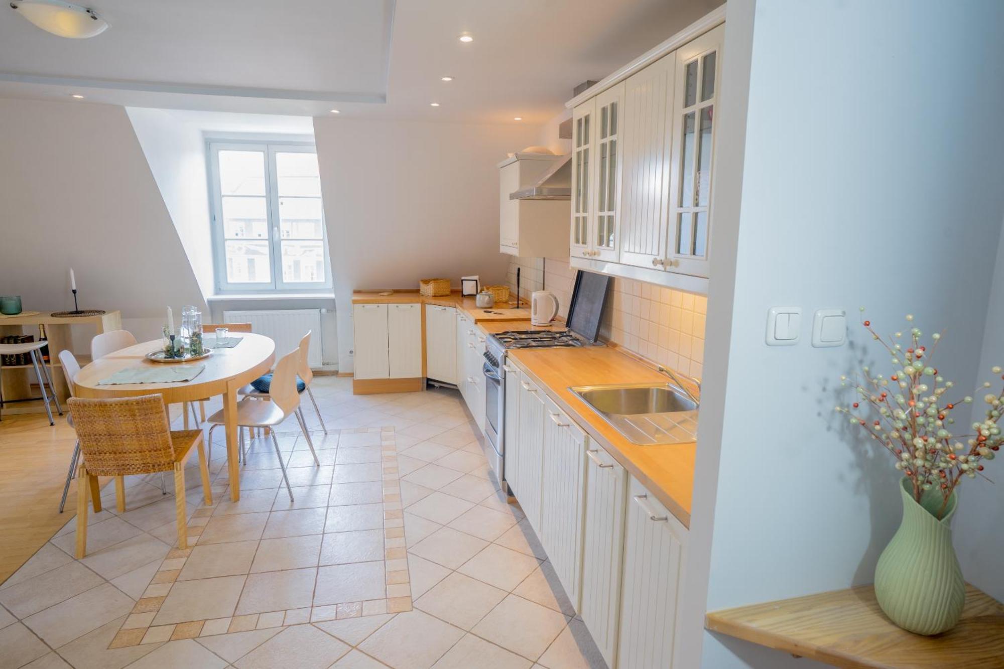 Apartment Family Apt For 2-6 - Amazing Barbacan Walls View
