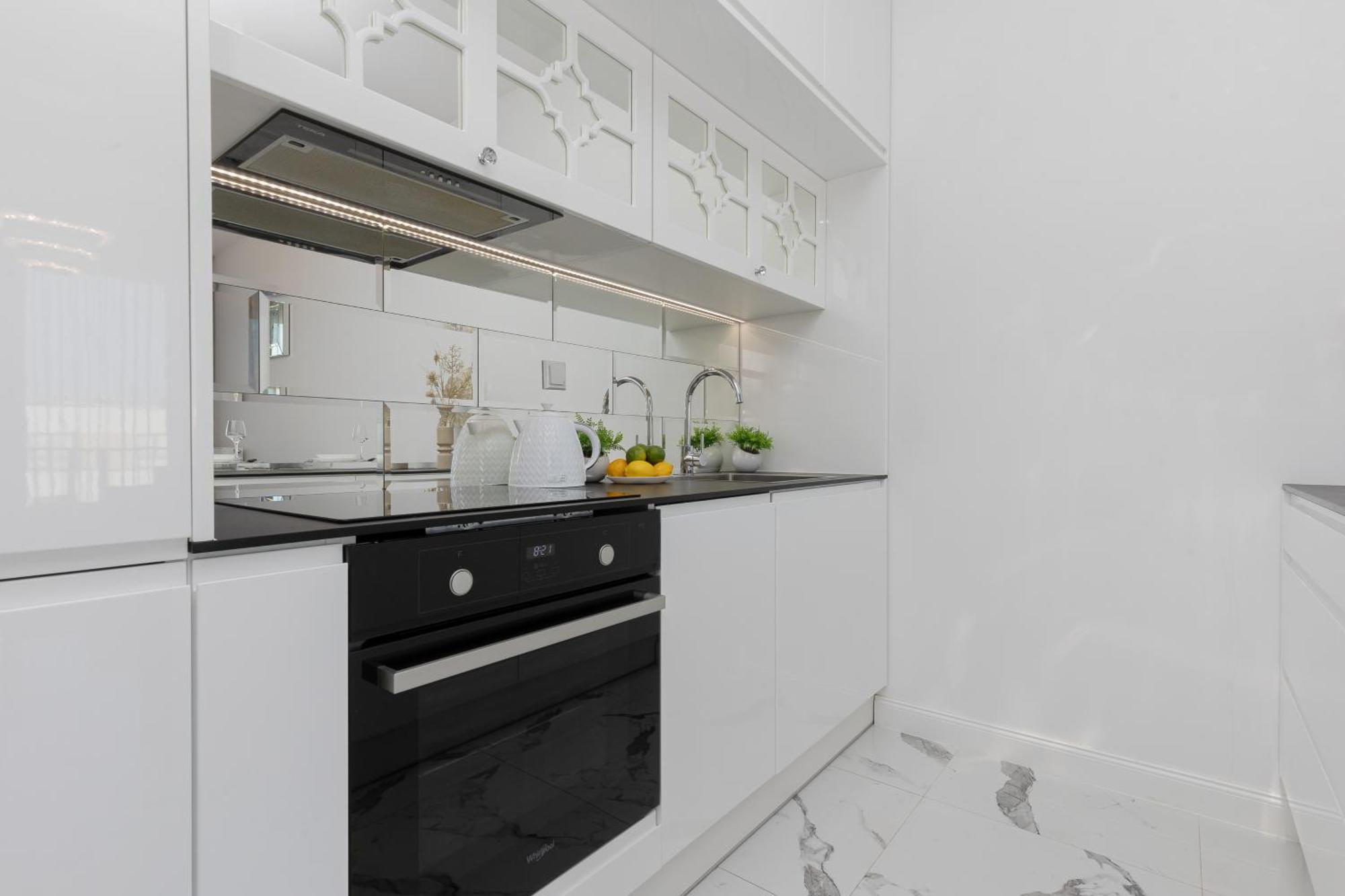 Elegant With Balcony & Parking By Renters Apartment *