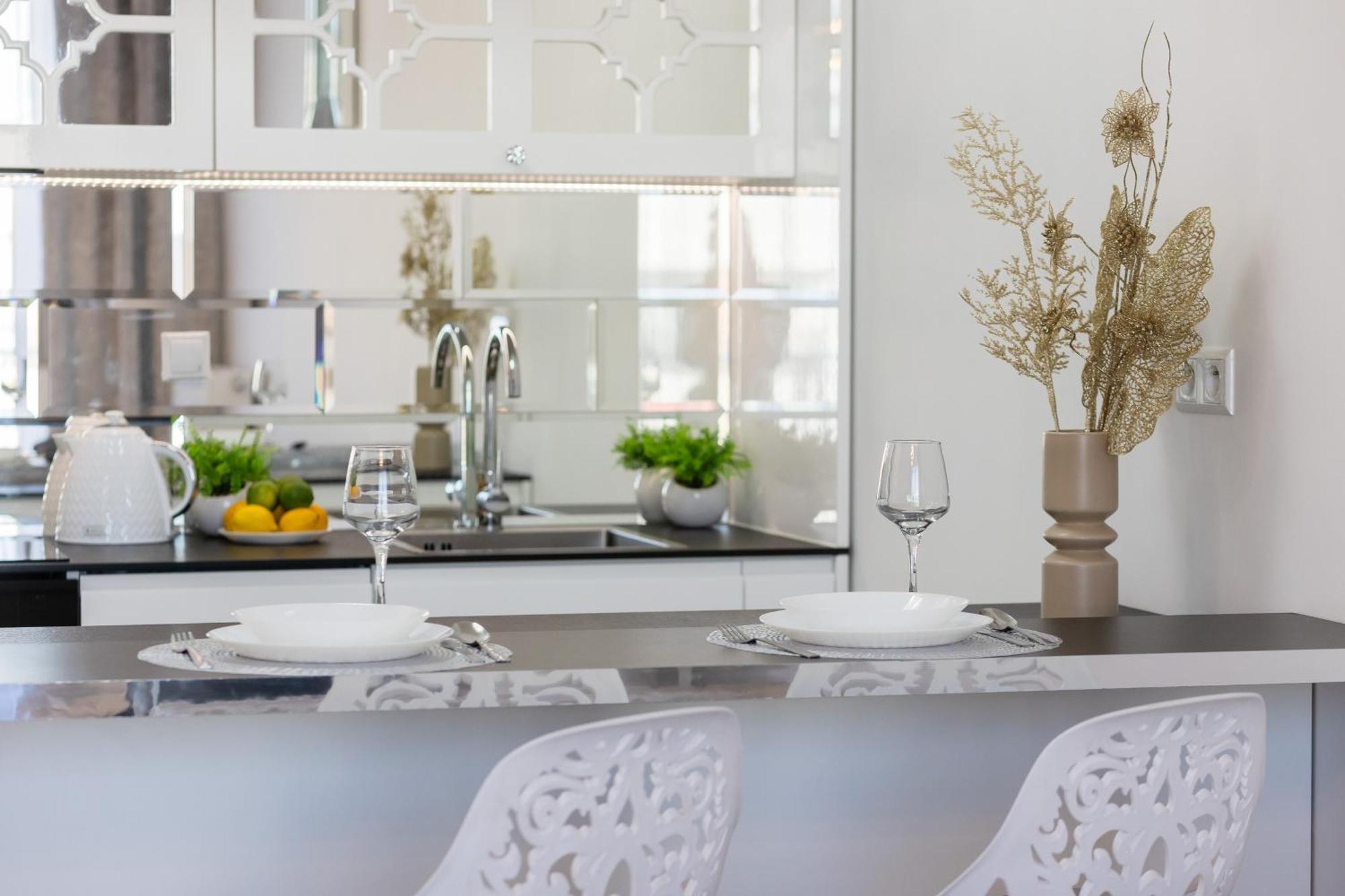 Elegant With Balcony & Parking By Renters Apartment *