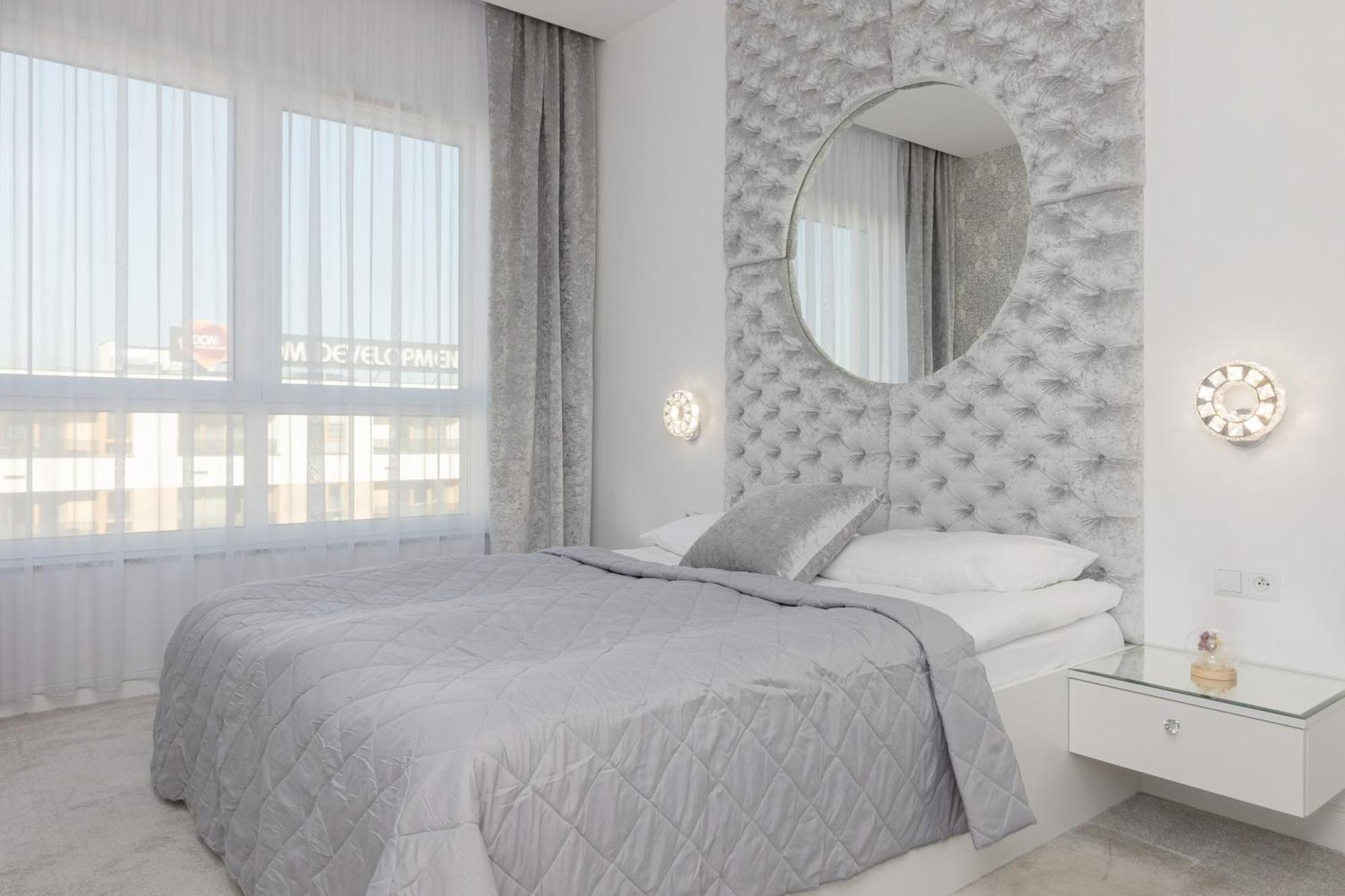 Apartment Elegant With Balcony & Parking By Renters *
