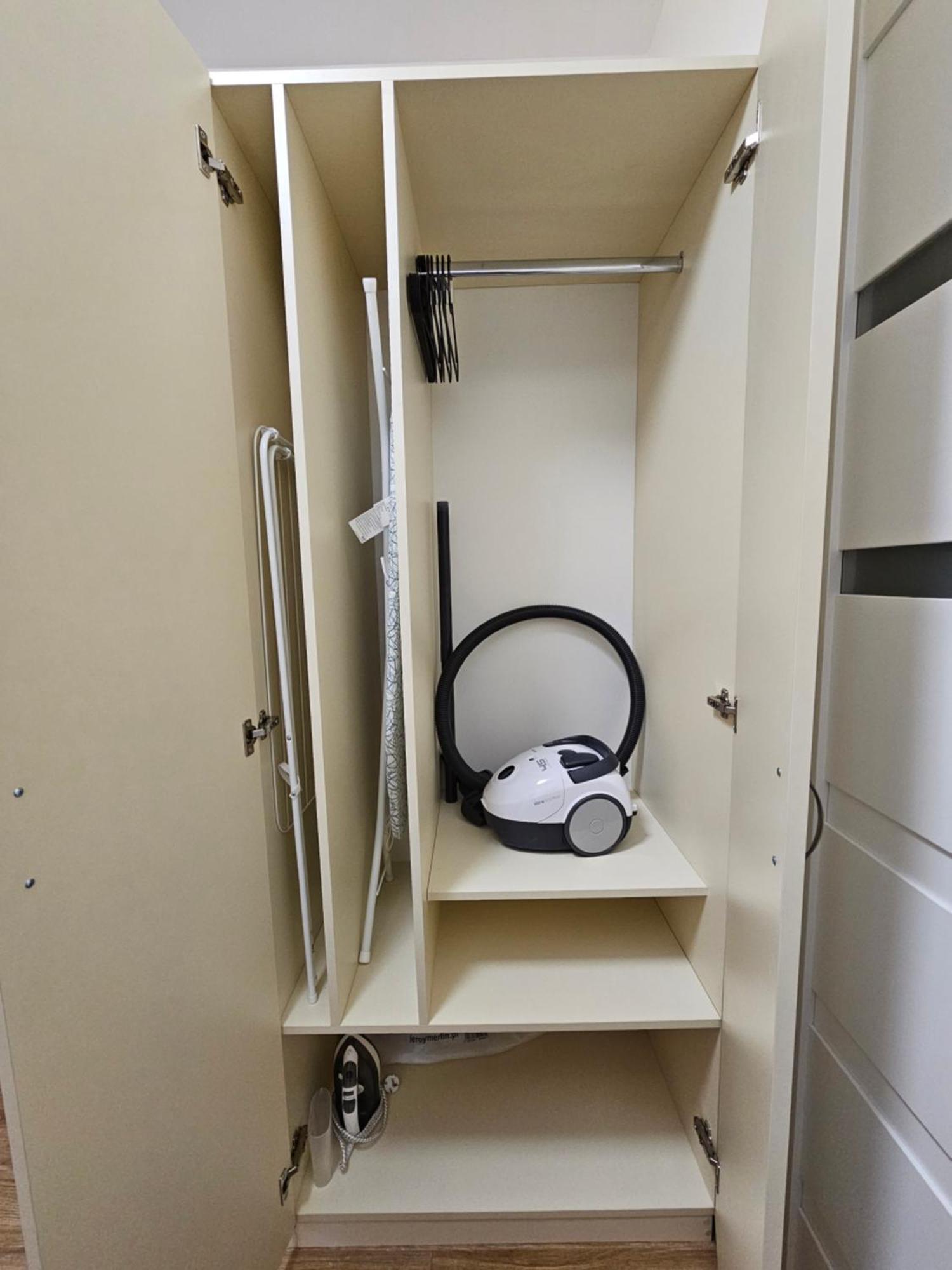 Wola Tower Apartamento *