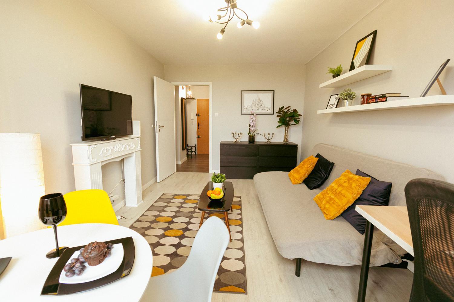 Przechodnia 2 Yellow: Free Parking, Work-friendly, Smart Tv